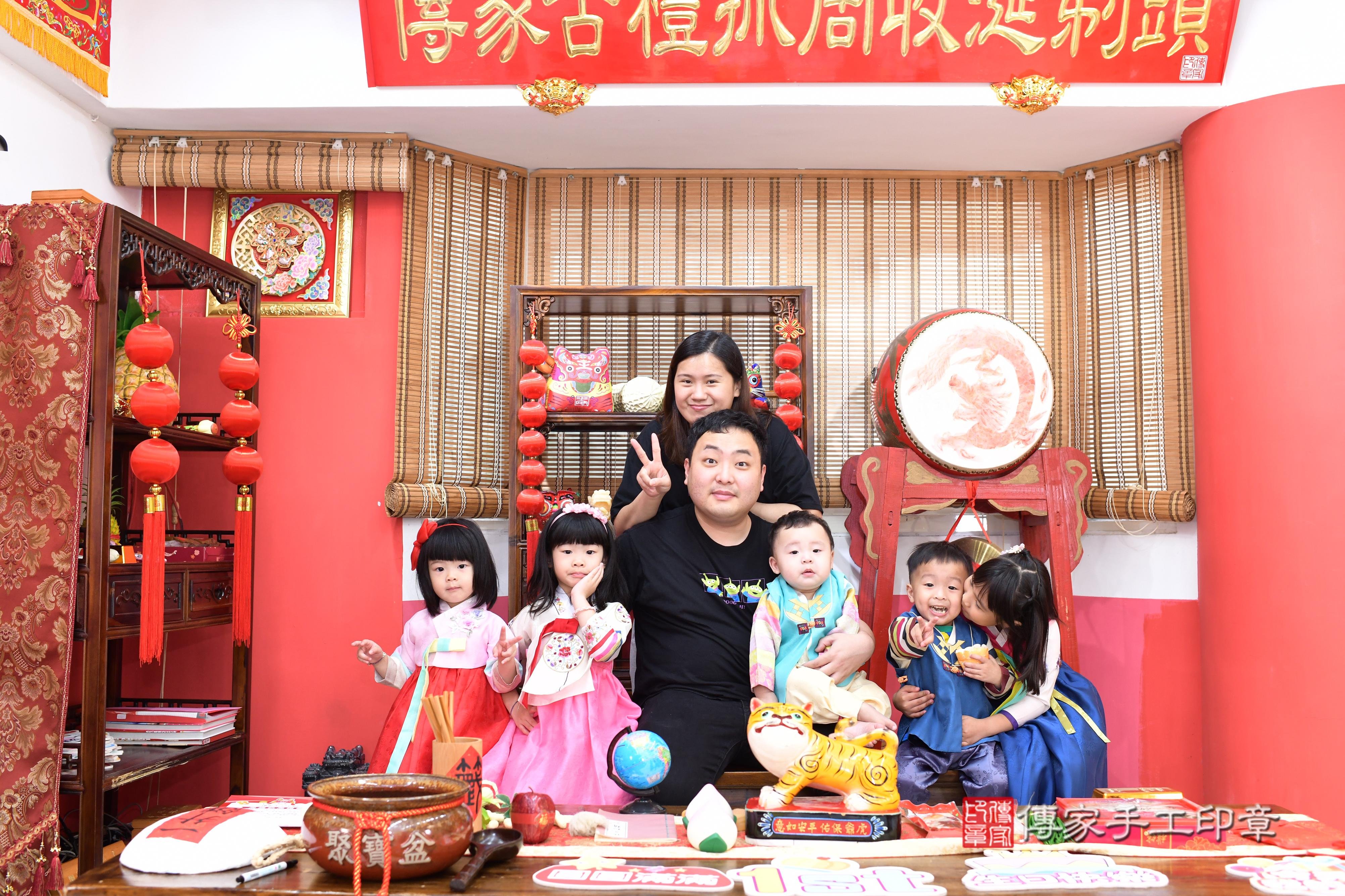 傳家手工印章高雄店、抓周、度脺、美式風會場、傳家嬰兒古禮、吉祥話、抓周道具物品24種、拍照。抓周證書。寶寶抓周、滿周歲、生日快樂、祝福 傳家手工印章高雄店、抓周、度脺、美式風會場、傳家嬰兒古禮、吉祥話、抓周道具物品24種、拍照。抓周證書。寶寶抓周、滿周歲、生日快樂、祝福