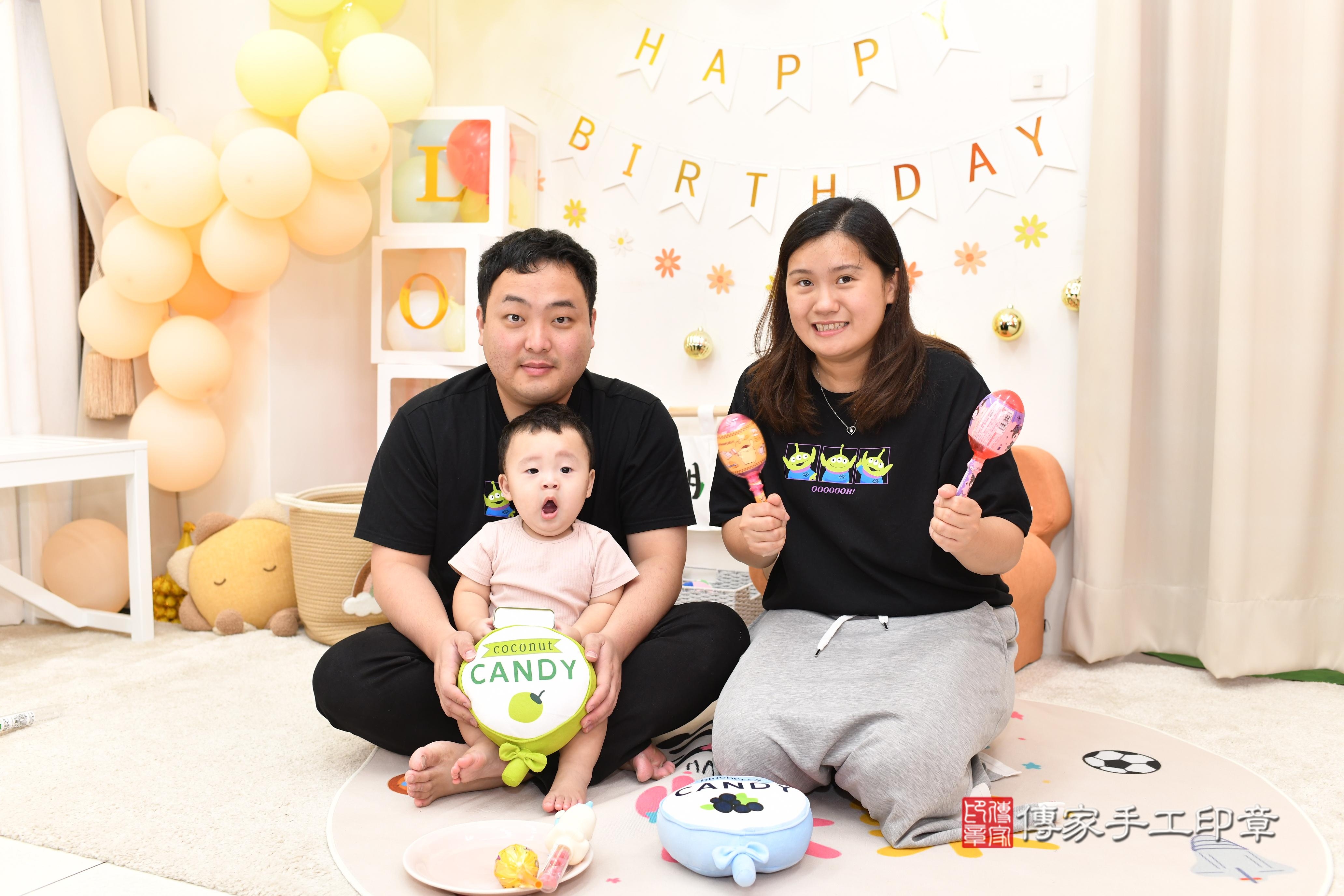 傳家手工印章高雄店、抓周、度脺、美式風會場、傳家嬰兒古禮、吉祥話、抓周道具物品24種、拍照。抓周證書。寶寶抓周、滿周歲、生日快樂、祝福 傳家手工印章高雄店、抓周、度脺、美式風會場、傳家嬰兒古禮、吉祥話、抓周道具物品24種、拍照。抓周證書。寶寶抓周、滿周歲、生日快樂、祝福