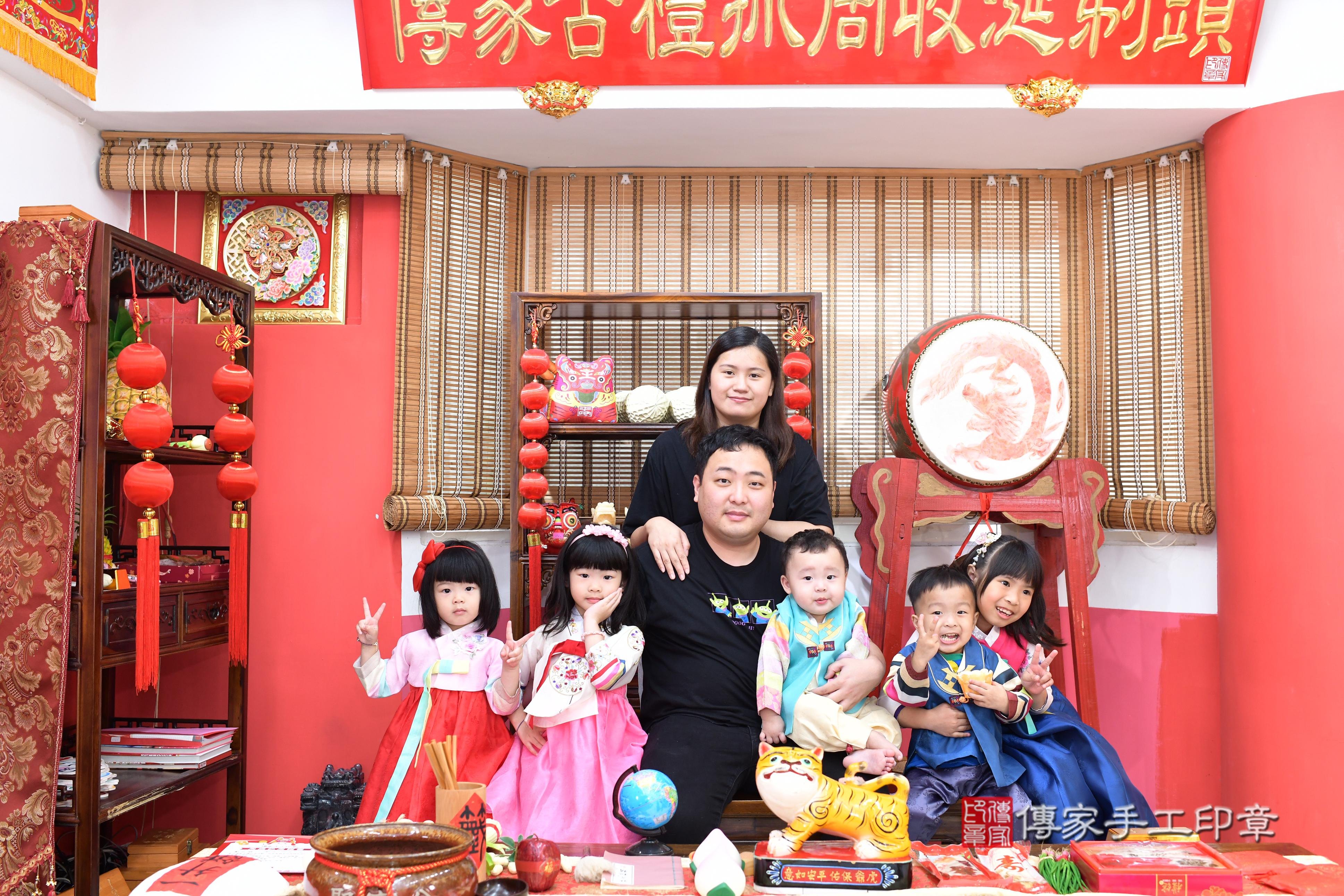 傳家手工印章高雄店、抓周、度脺、美式風會場、傳家嬰兒古禮、吉祥話、抓周道具物品24種、拍照。抓周證書。寶寶抓周、滿周歲、生日快樂、祝福 傳家手工印章高雄店、抓周、度脺、美式風會場、傳家嬰兒古禮、吉祥話、抓周道具物品24種、拍照。抓周證書。寶寶抓周、滿周歲、生日快樂、祝福