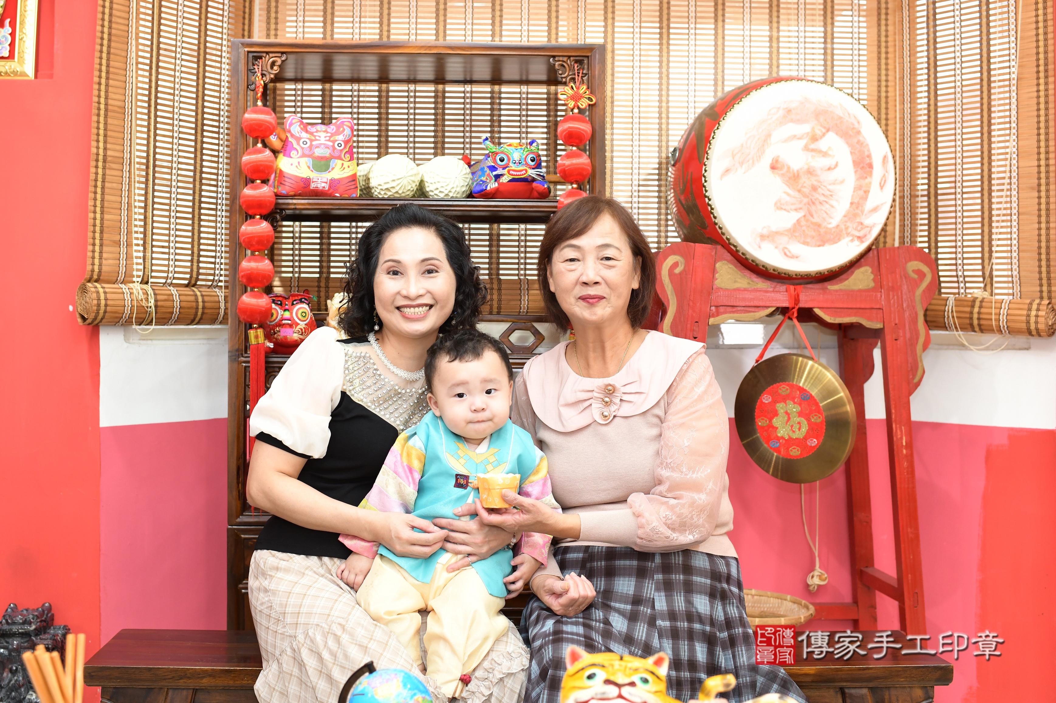 傳家手工印章高雄店、抓周、度脺、美式風會場、傳家嬰兒古禮、吉祥話、抓周道具物品24種、拍照。抓周證書。寶寶抓周、滿周歲、生日快樂、祝福 傳家手工印章高雄店、抓周、度脺、美式風會場、傳家嬰兒古禮、吉祥話、抓周道具物品24種、拍照。抓周證書。寶寶抓周、滿周歲、生日快樂、祝福