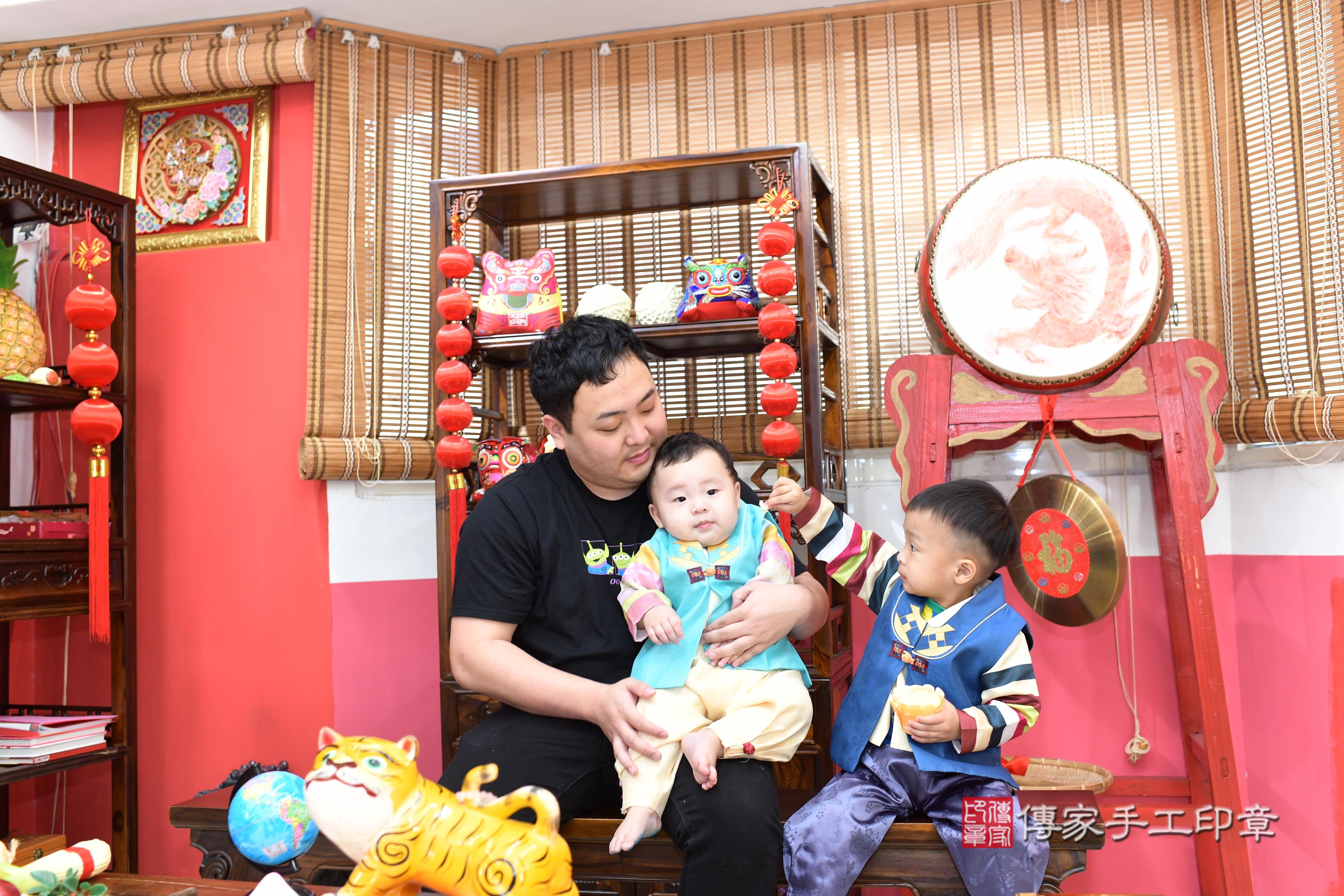 傳家手工印章高雄店、抓周、度脺、美式風會場、傳家嬰兒古禮、吉祥話、抓周道具物品24種、拍照。抓周證書。寶寶抓周、滿周歲、生日快樂、祝福 傳家手工印章高雄店、抓周、度脺、美式風會場、傳家嬰兒古禮、吉祥話、抓周道具物品24種、拍照。抓周證書。寶寶抓周、滿周歲、生日快樂、祝福