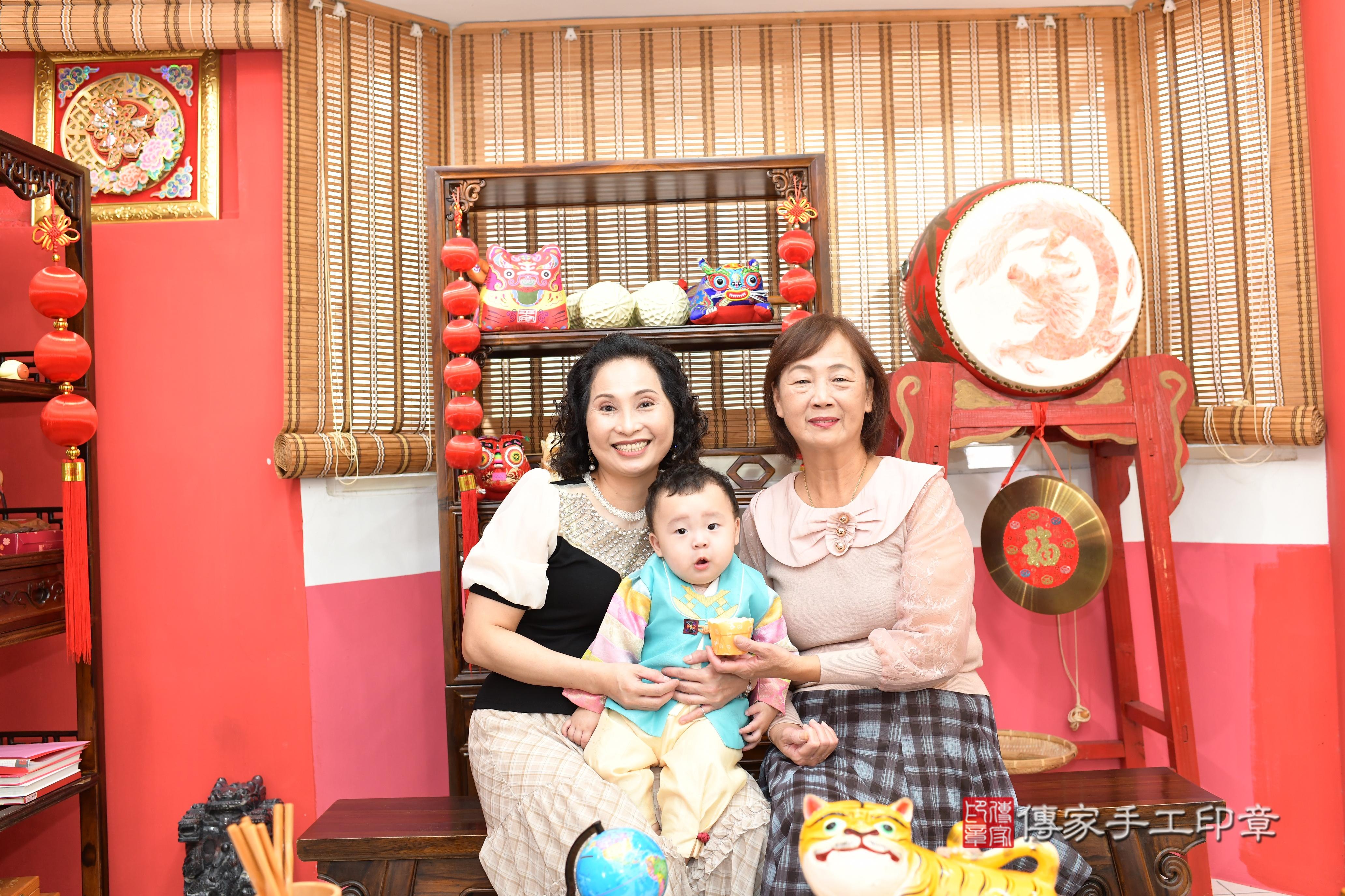 傳家手工印章高雄店、抓周、度脺、美式風會場、傳家嬰兒古禮、吉祥話、抓周道具物品24種、拍照。抓周證書。寶寶抓周、滿周歲、生日快樂、祝福 傳家手工印章高雄店、抓周、度脺、美式風會場、傳家嬰兒古禮、吉祥話、抓周道具物品24種、拍照。抓周證書。寶寶抓周、滿周歲、生日快樂、祝福