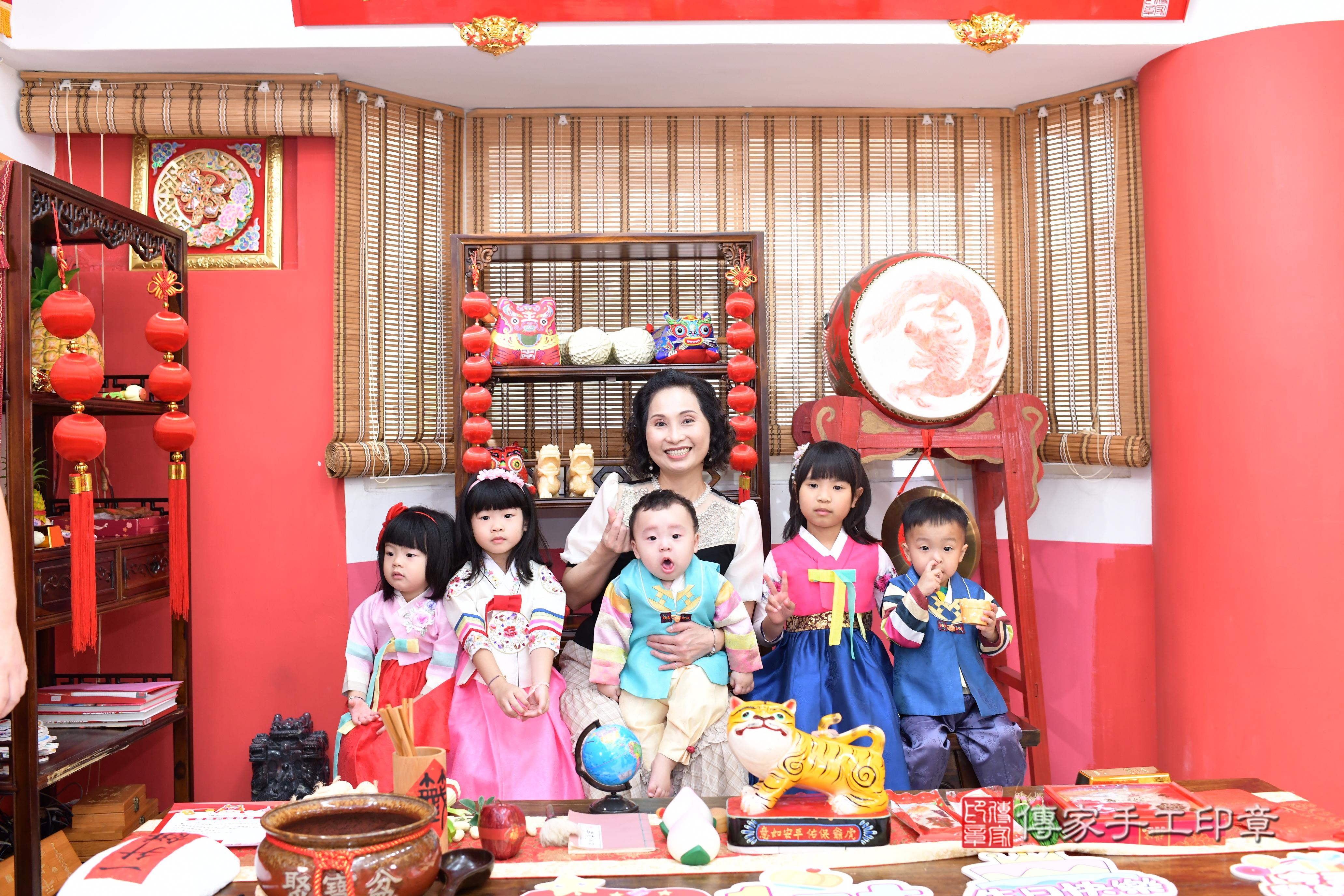 傳家手工印章高雄店、抓周、度脺、美式風會場、傳家嬰兒古禮、吉祥話、抓周道具物品24種、拍照。抓周證書。寶寶抓周、滿周歲、生日快樂、祝福 傳家手工印章高雄店、抓周、度脺、美式風會場、傳家嬰兒古禮、吉祥話、抓周道具物品24種、拍照。抓周證書。寶寶抓周、滿周歲、生日快樂、祝福