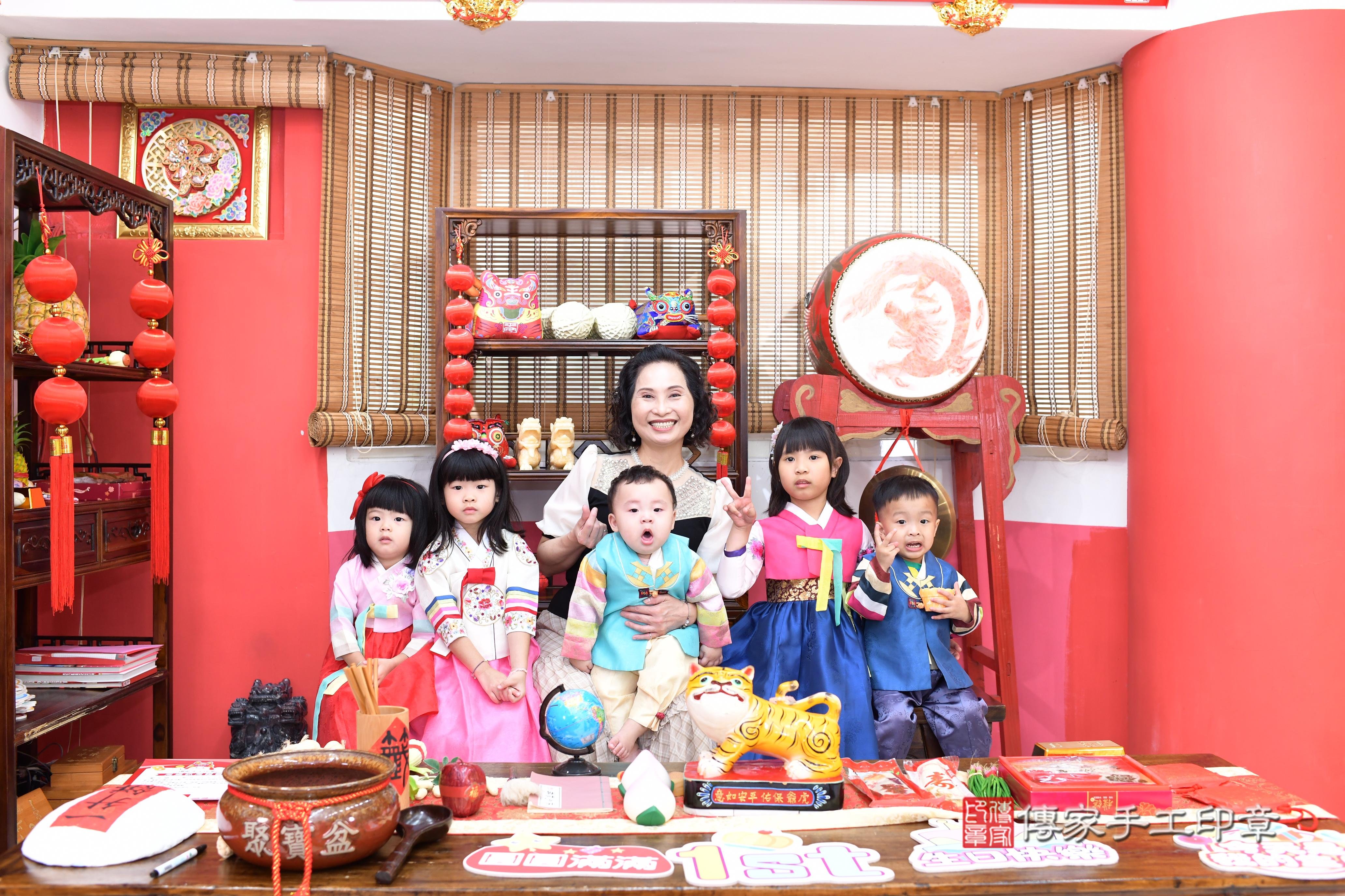 傳家手工印章高雄店、抓周、度脺、美式風會場、傳家嬰兒古禮、吉祥話、抓周道具物品24種、拍照。抓周證書。寶寶抓周、滿周歲、生日快樂、祝福 傳家手工印章高雄店、抓周、度脺、美式風會場、傳家嬰兒古禮、吉祥話、抓周道具物品24種、拍照。抓周證書。寶寶抓周、滿周歲、生日快樂、祝福