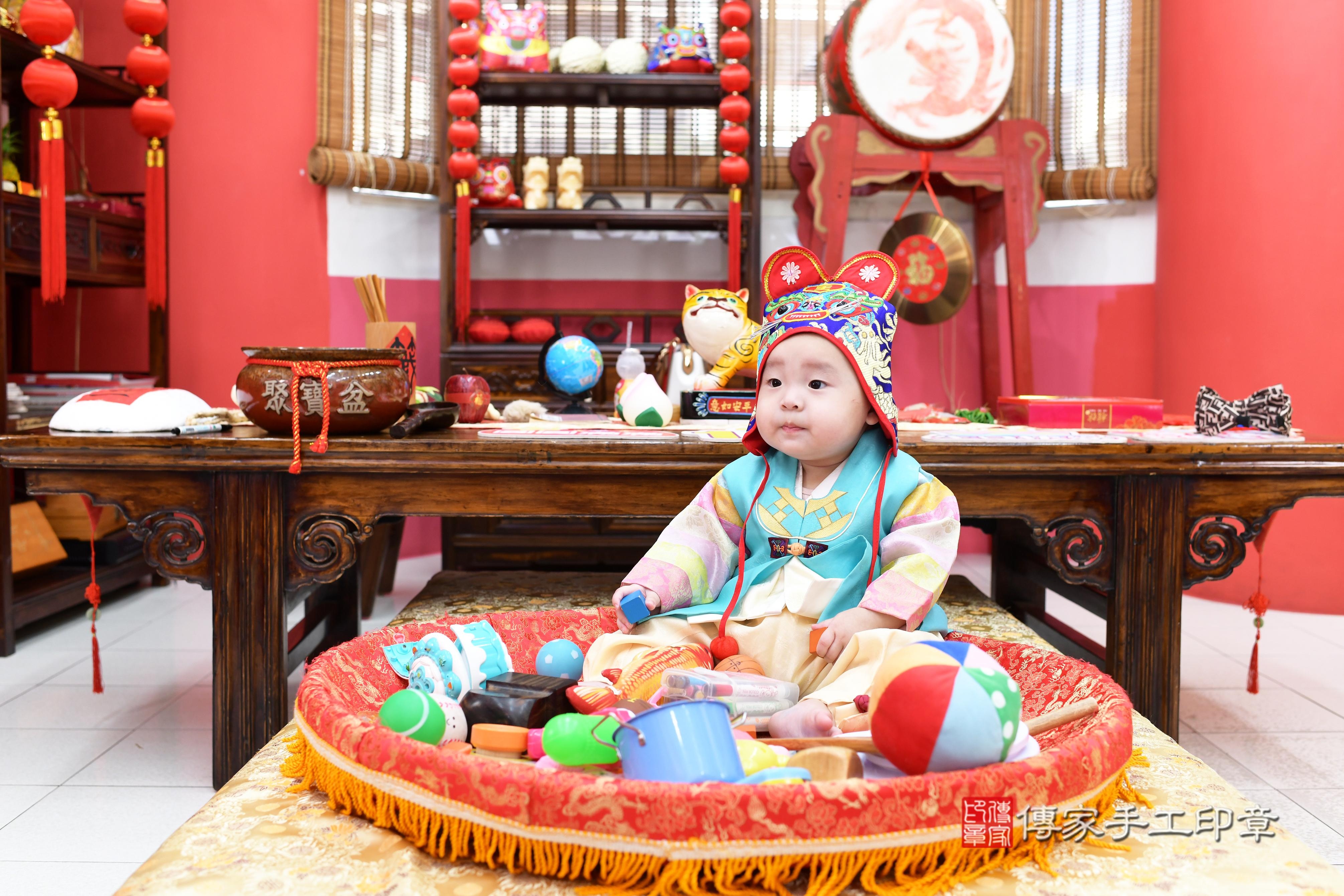 傳家手工印章高雄店、抓周、度脺、美式風會場、傳家嬰兒古禮、吉祥話、抓周道具物品24種、拍照。抓周證書。寶寶抓周、滿周歲、生日快樂、祝福 傳家手工印章高雄店、抓周、度脺、美式風會場、傳家嬰兒古禮、吉祥話、抓周道具物品24種、拍照。抓周證書。寶寶抓周、滿周歲、生日快樂、祝福