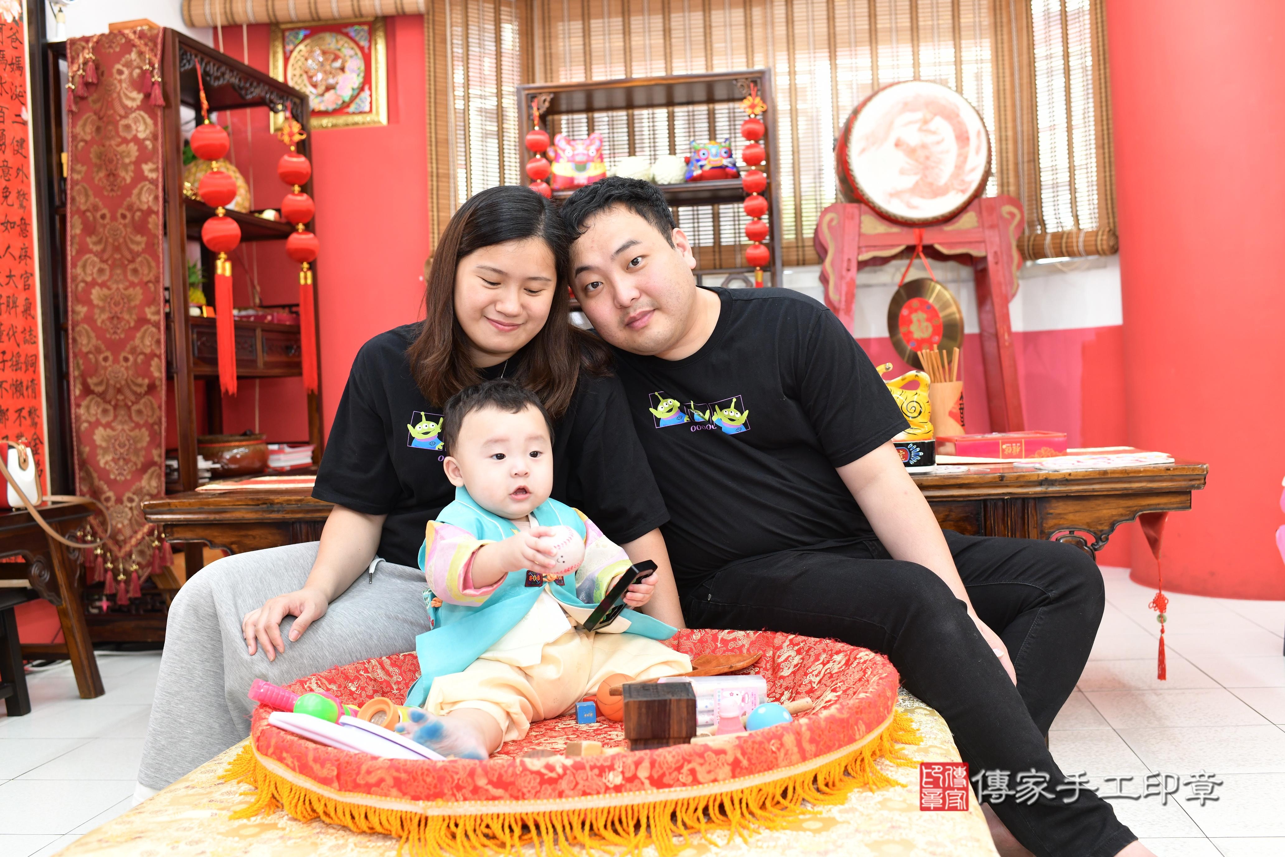 傳家手工印章高雄店、抓周、度脺、美式風會場、傳家嬰兒古禮、吉祥話、抓周道具物品24種、拍照。抓周證書。寶寶抓周、滿周歲、生日快樂、祝福 傳家手工印章高雄店、抓周、度脺、美式風會場、傳家嬰兒古禮、吉祥話、抓周道具物品24種、拍照。抓周證書。寶寶抓周、滿周歲、生日快樂、祝福