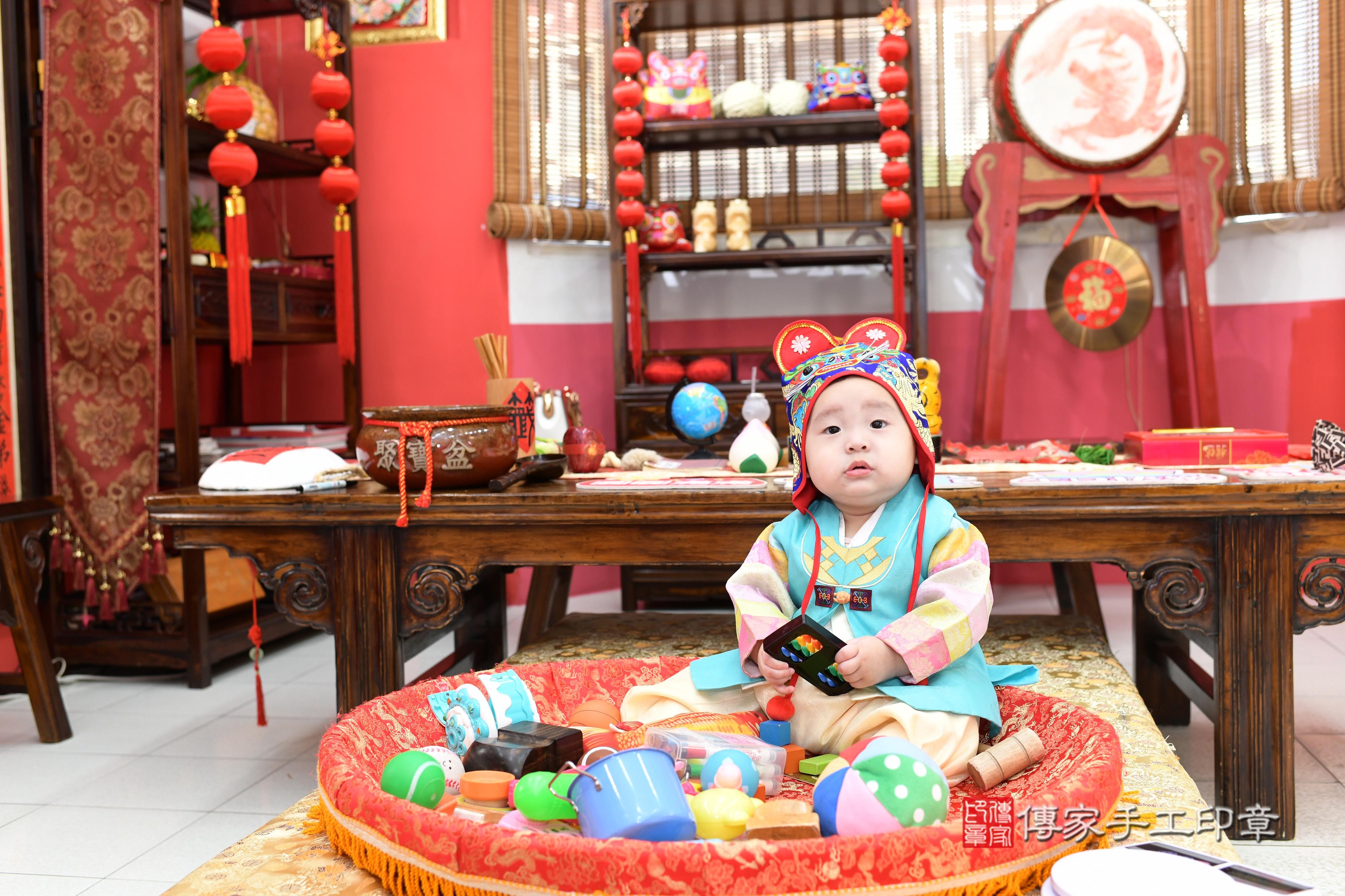 傳家手工印章高雄店、抓周、度脺、美式風會場、傳家嬰兒古禮、吉祥話、抓周道具物品24種、拍照。抓周證書。寶寶抓周、滿周歲、生日快樂、祝福 傳家手工印章高雄店、抓周、度脺、美式風會場、傳家嬰兒古禮、吉祥話、抓周道具物品24種、拍照。抓周證書。寶寶抓周、滿周歲、生日快樂、祝福