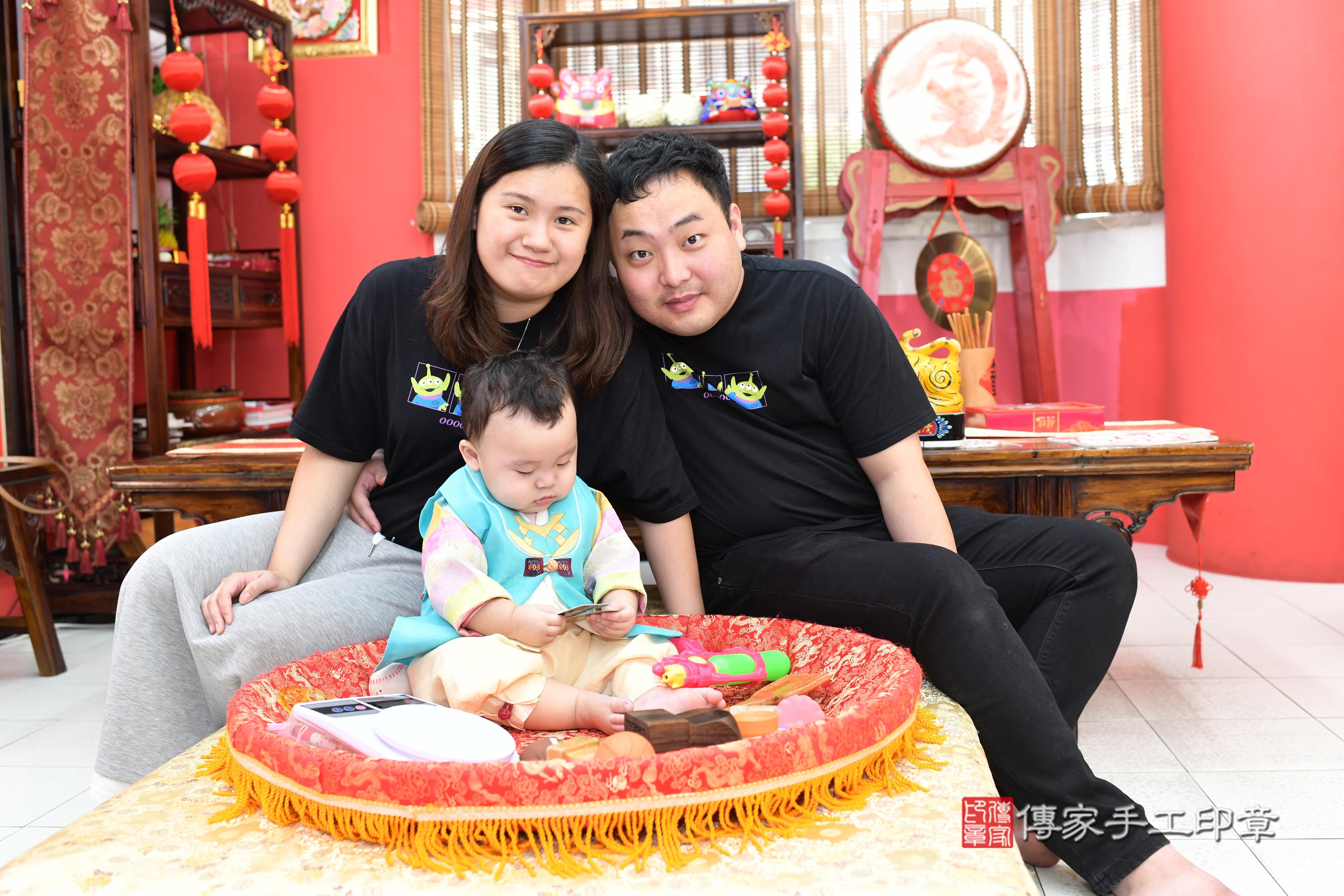 傳家手工印章高雄店、抓周、度脺、美式風會場、傳家嬰兒古禮、吉祥話、抓周道具物品24種、拍照。抓周證書。寶寶抓周、滿周歲、生日快樂、祝福 傳家手工印章高雄店、抓周、度脺、美式風會場、傳家嬰兒古禮、吉祥話、抓周道具物品24種、拍照。抓周證書。寶寶抓周、滿周歲、生日快樂、祝福