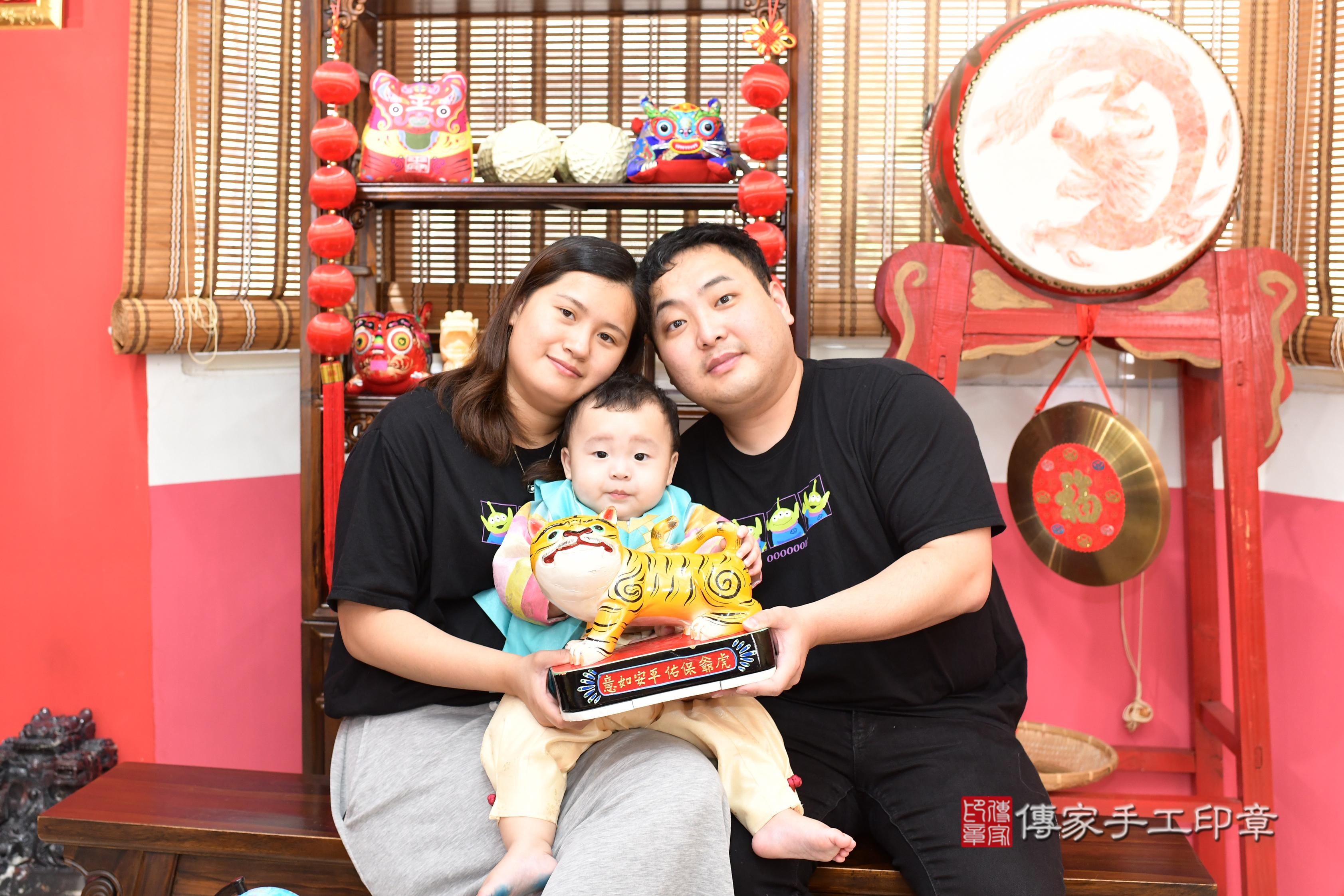 傳家手工印章高雄店、抓周、度脺、美式風會場、傳家嬰兒古禮、吉祥話、抓周道具物品24種、拍照。抓周證書。寶寶抓周、滿周歲、生日快樂、祝福 傳家手工印章高雄店、抓周、度脺、美式風會場、傳家嬰兒古禮、吉祥話、抓周道具物品24種、拍照。抓周證書。寶寶抓周、滿周歲、生日快樂、祝福