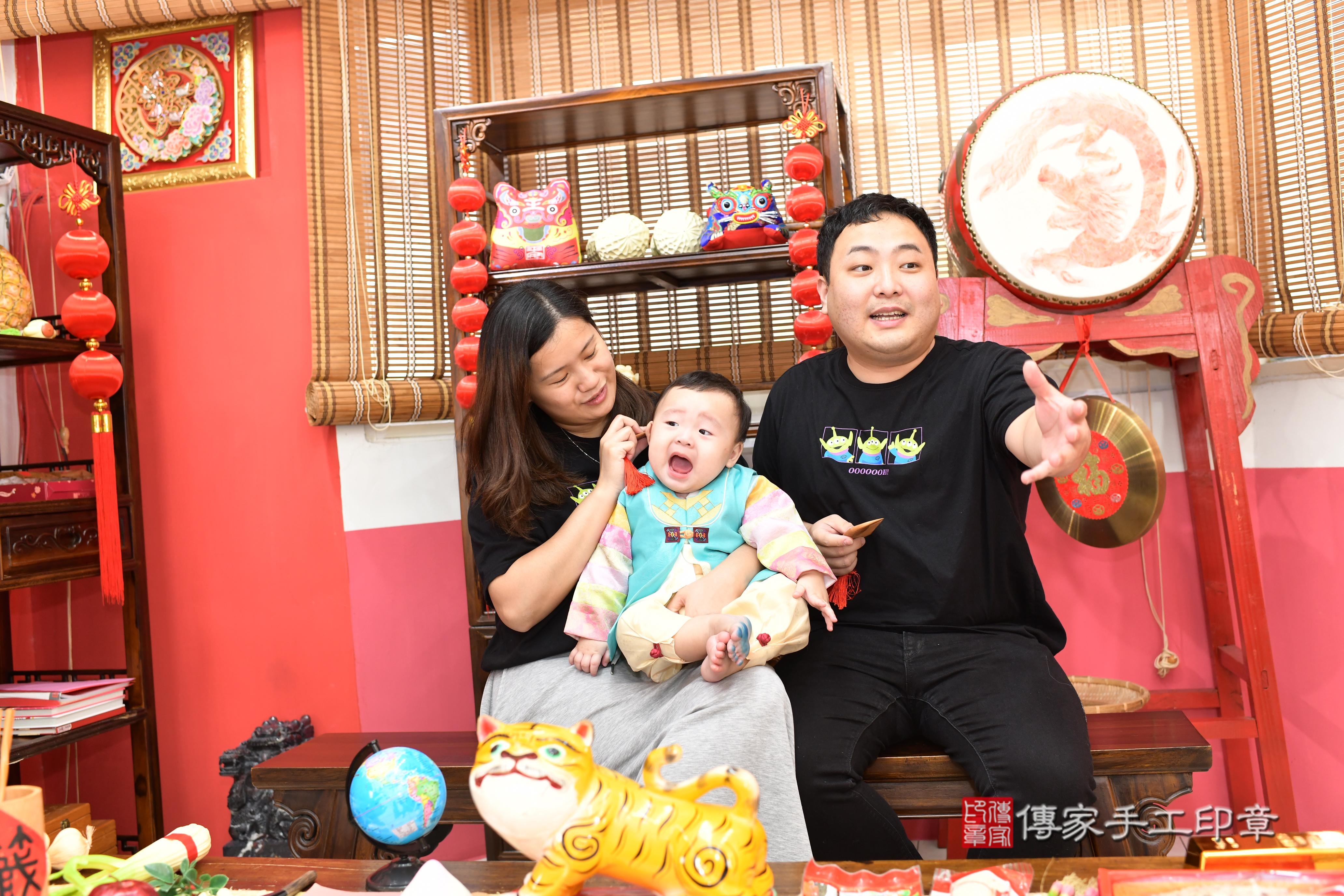 傳家手工印章高雄店、抓周、度脺、美式風會場、傳家嬰兒古禮、吉祥話、抓周道具物品24種、拍照。抓周證書。寶寶抓周、滿周歲、生日快樂、祝福 傳家手工印章高雄店、抓周、度脺、美式風會場、傳家嬰兒古禮、吉祥話、抓周道具物品24種、拍照。抓周證書。寶寶抓周、滿周歲、生日快樂、祝福