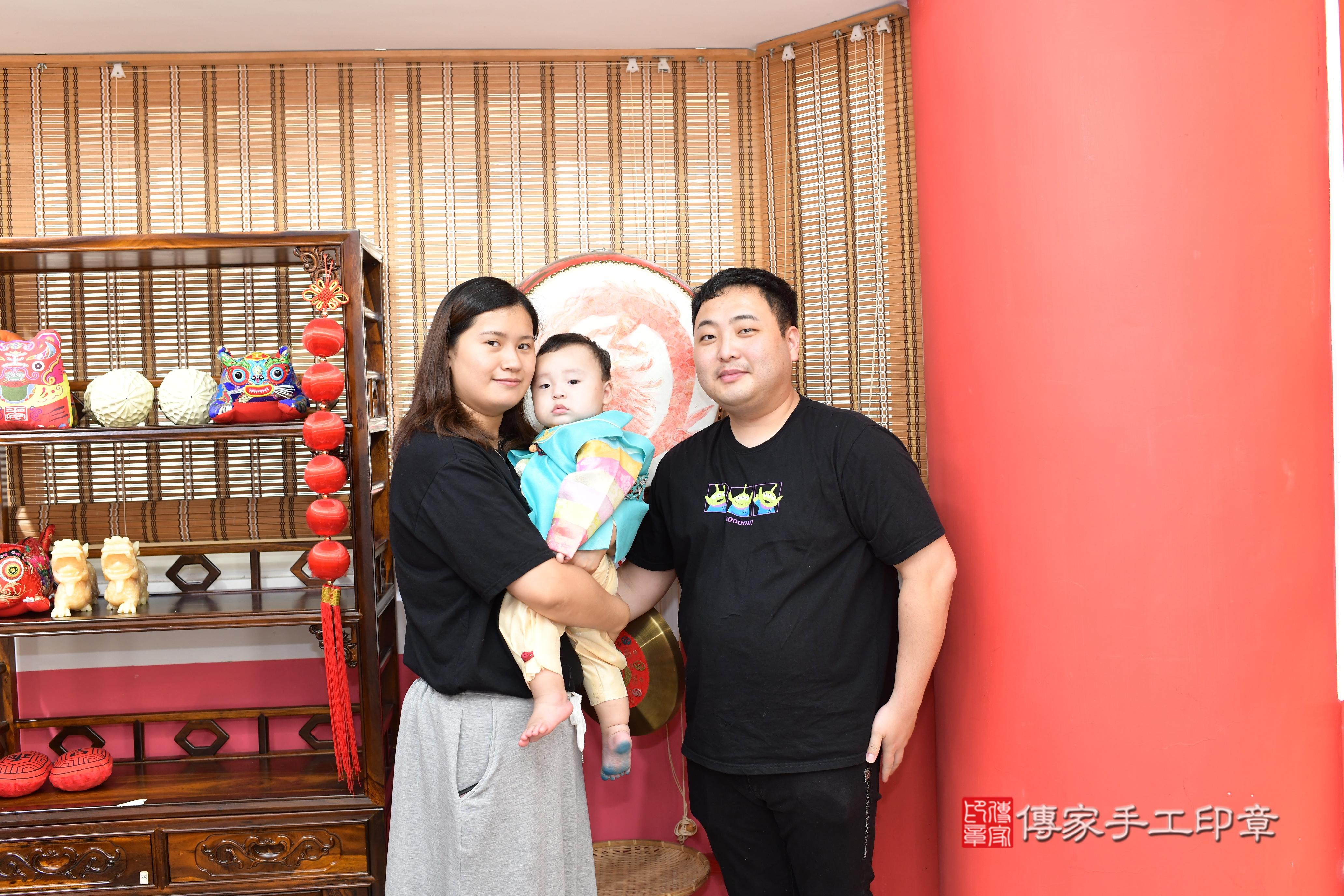 傳家手工印章高雄店、抓周、度脺、美式風會場、傳家嬰兒古禮、吉祥話、抓周道具物品24種、拍照。抓周證書。寶寶抓周、滿周歲、生日快樂、祝福 傳家手工印章高雄店、抓周、度脺、美式風會場、傳家嬰兒古禮、吉祥話、抓周道具物品24種、拍照。抓周證書。寶寶抓周、滿周歲、生日快樂、祝福