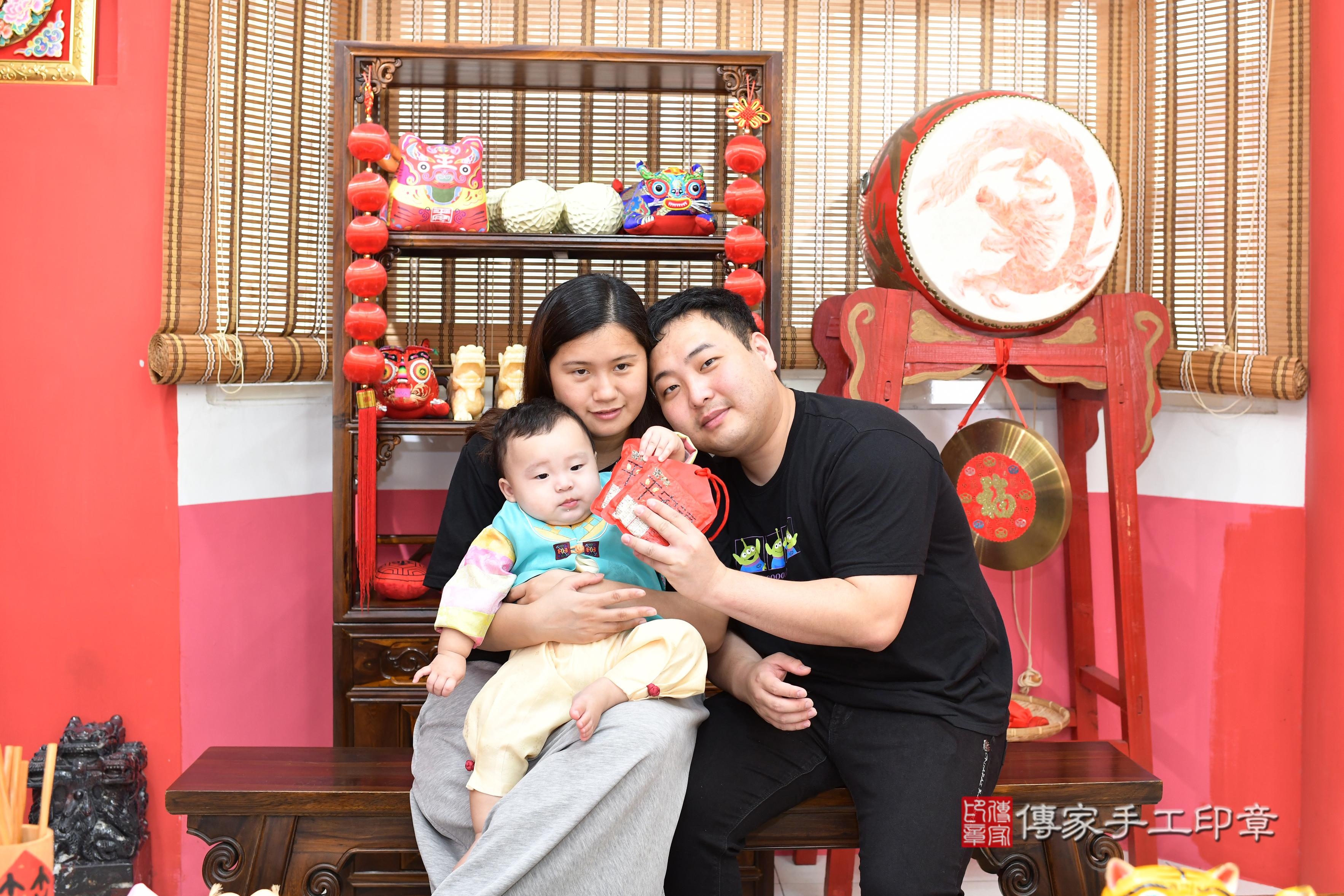 傳家手工印章高雄店、抓周、度脺、美式風會場、傳家嬰兒古禮、吉祥話、抓周道具物品24種、拍照。抓周證書。寶寶抓周、滿周歲、生日快樂、祝福 傳家手工印章高雄店、抓周、度脺、美式風會場、傳家嬰兒古禮、吉祥話、抓周道具物品24種、拍照。抓周證書。寶寶抓周、滿周歲、生日快樂、祝福