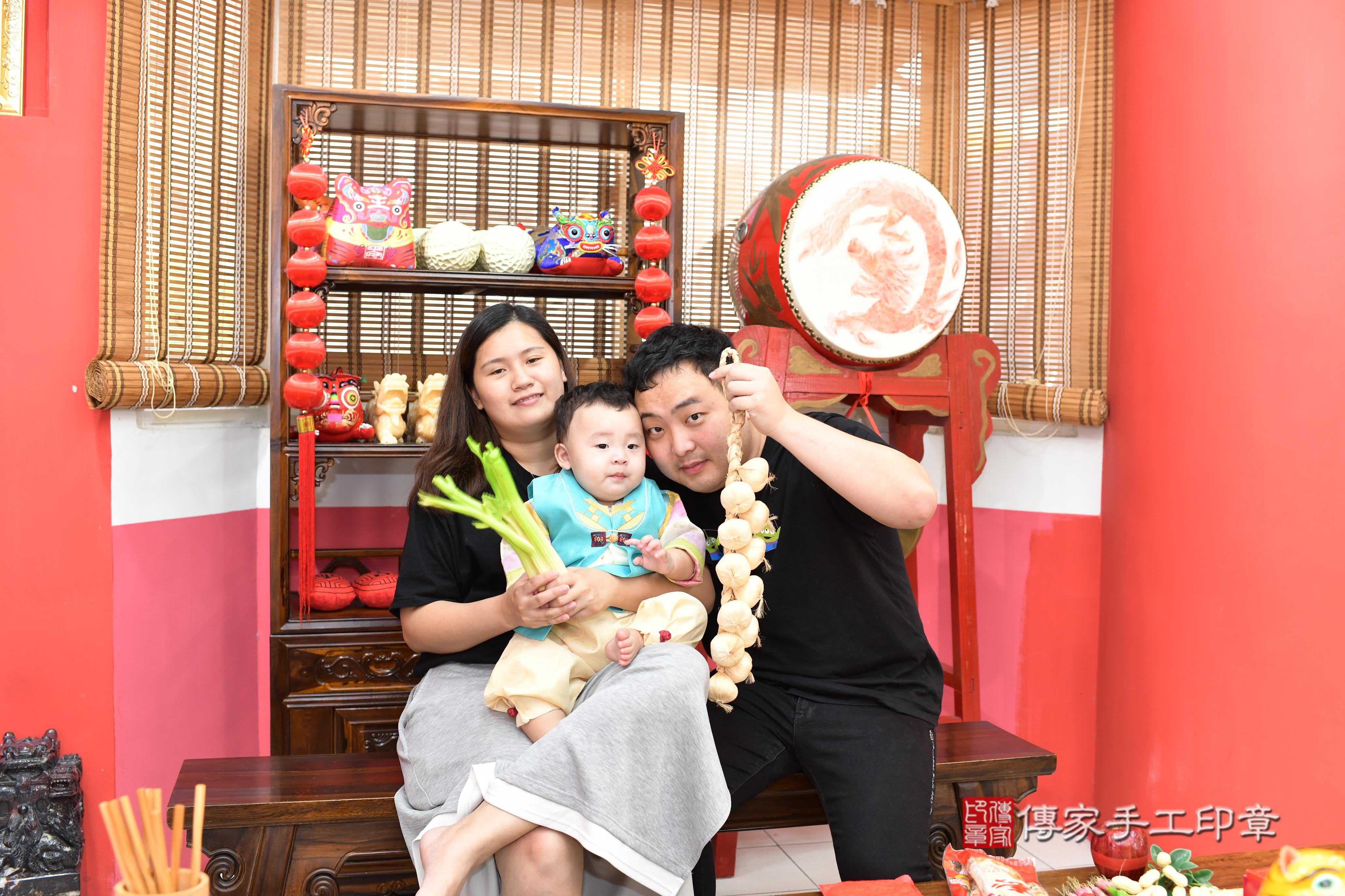 傳家手工印章高雄店、抓周、度脺、美式風會場、傳家嬰兒古禮、吉祥話、抓周道具物品24種、拍照。抓周證書。寶寶抓周、滿周歲、生日快樂、祝福 傳家手工印章高雄店、抓周、度脺、美式風會場、傳家嬰兒古禮、吉祥話、抓周道具物品24種、拍照。抓周證書。寶寶抓周、滿周歲、生日快樂、祝福