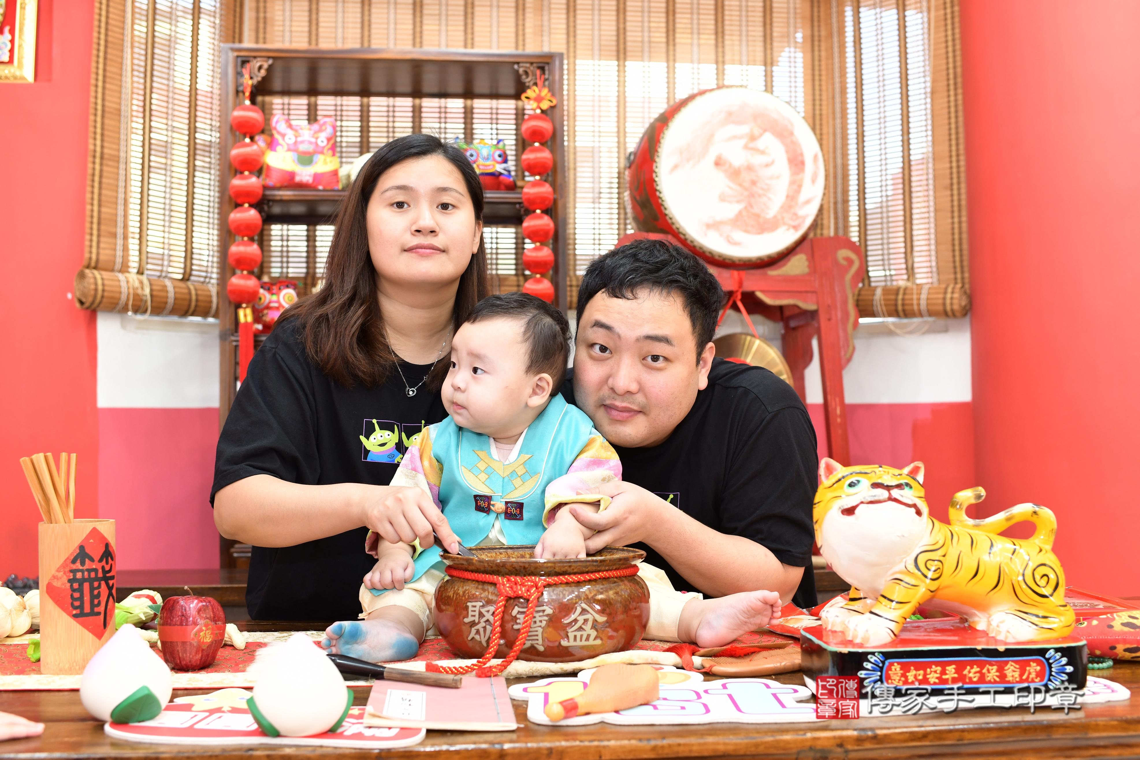 傳家手工印章高雄店、抓周、度脺、美式風會場、傳家嬰兒古禮、吉祥話、抓周道具物品24種、拍照。抓周證書。寶寶抓周、滿周歲、生日快樂、祝福 傳家手工印章高雄店、抓周、度脺、美式風會場、傳家嬰兒古禮、吉祥話、抓周道具物品24種、拍照。抓周證書。寶寶抓周、滿周歲、生日快樂、祝福