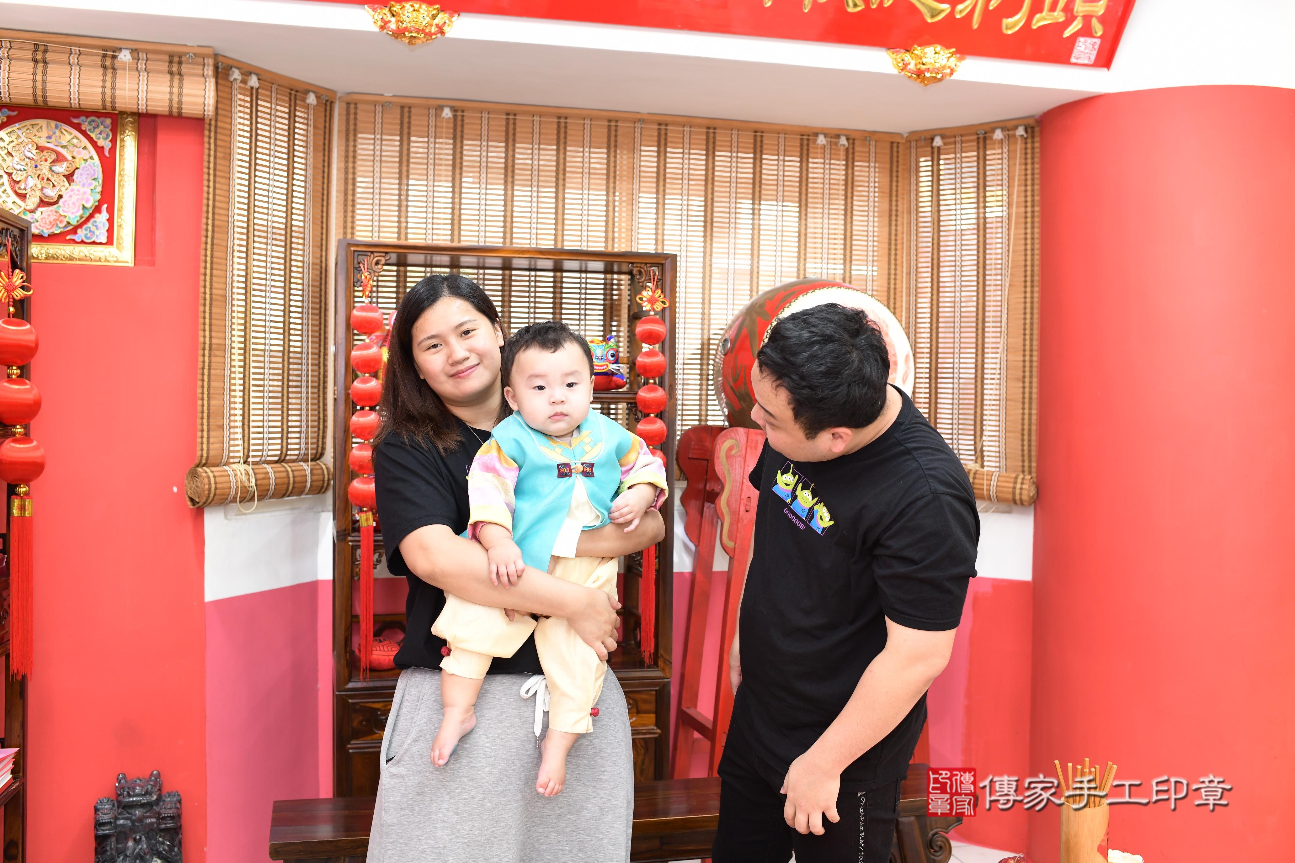 傳家手工印章高雄店、抓周、度脺、美式風會場、傳家嬰兒古禮、吉祥話、抓周道具物品24種、拍照。抓周證書。寶寶抓周、滿周歲、生日快樂、祝福 傳家手工印章高雄店、抓周、度脺、美式風會場、傳家嬰兒古禮、吉祥話、抓周道具物品24種、拍照。抓周證書。寶寶抓周、滿周歲、生日快樂、祝福