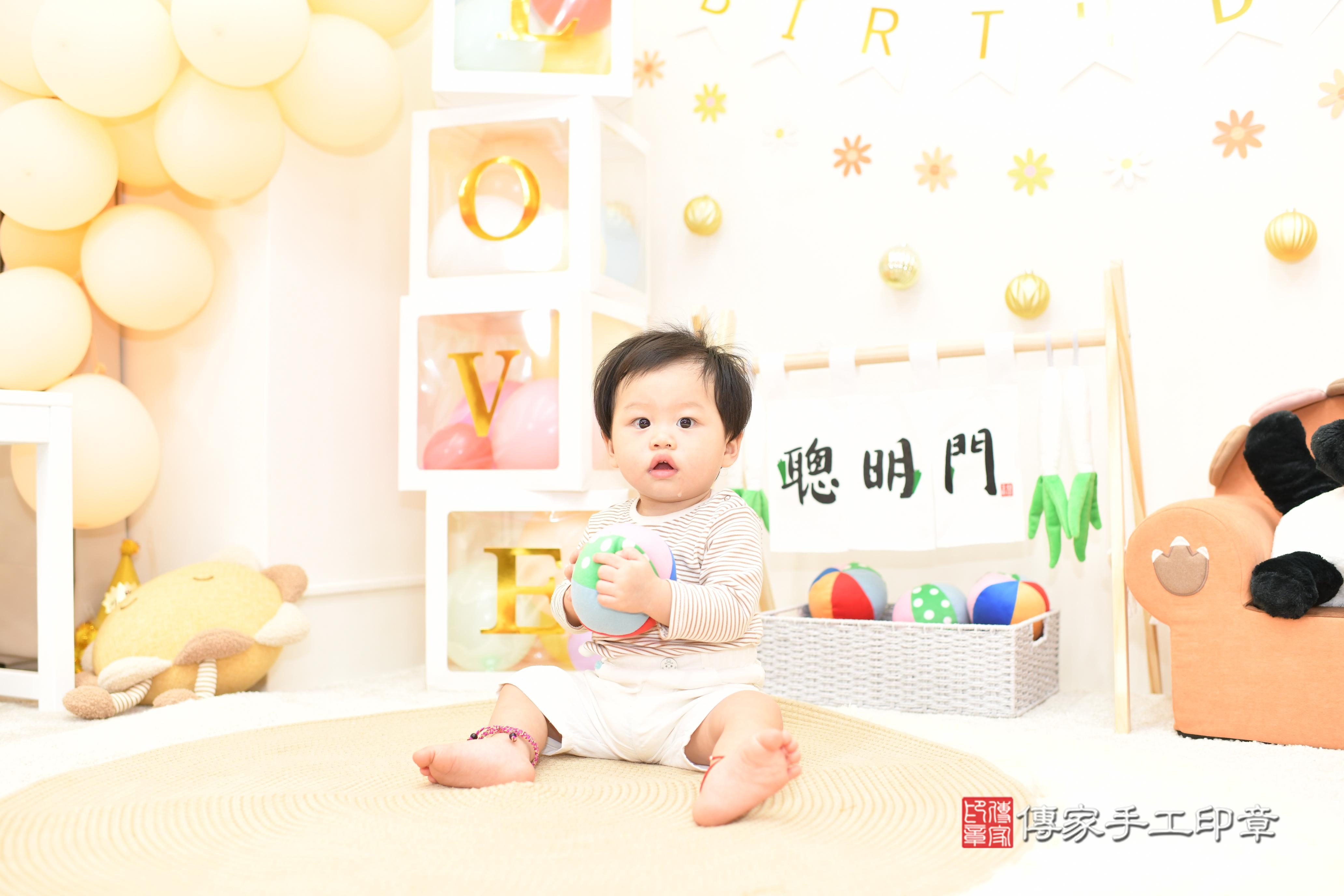 傳家手工印章高雄店、抓周、度脺、美式風會場、傳家嬰兒古禮、吉祥話、抓周道具物品24種、拍照。抓周證書。寶寶抓周、滿周歲、生日快樂、祝福 傳家手工印章高雄店、抓周、度脺、美式風會場、傳家嬰兒古禮、吉祥話、抓周道具物品24種、拍照。抓周證書。寶寶抓周、滿周歲、生日快樂、祝福