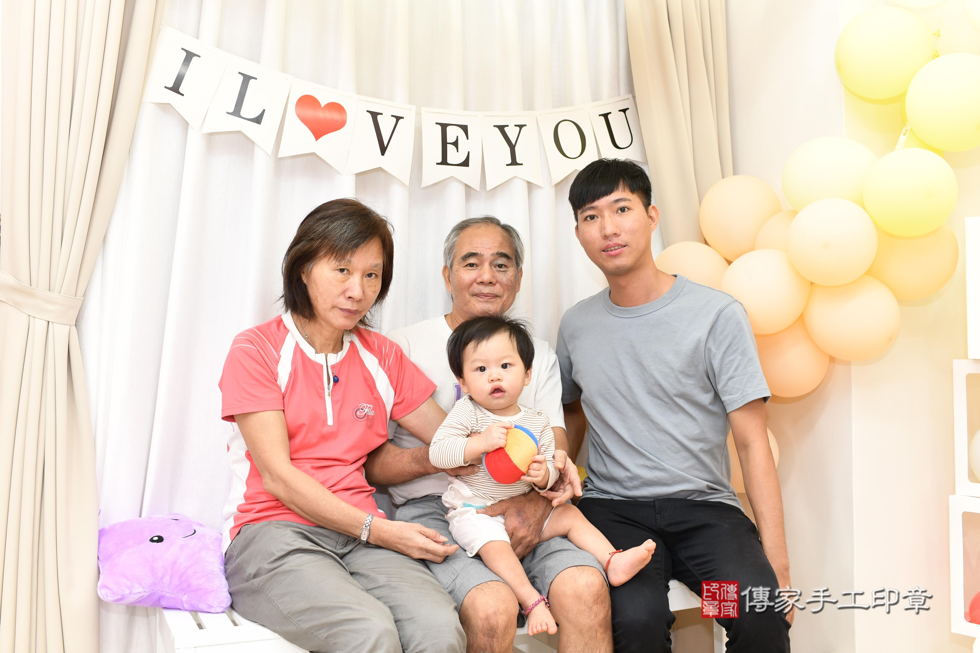 傳家手工印章高雄店、抓周、度脺、美式風會場、傳家嬰兒古禮、吉祥話、抓周道具物品24種、拍照。抓周證書。寶寶抓周、滿周歲、生日快樂、祝福 傳家手工印章高雄店、抓周、度脺、美式風會場、傳家嬰兒古禮、吉祥話、抓周道具物品24種、拍照。抓周證書。寶寶抓周、滿周歲、生日快樂、祝福