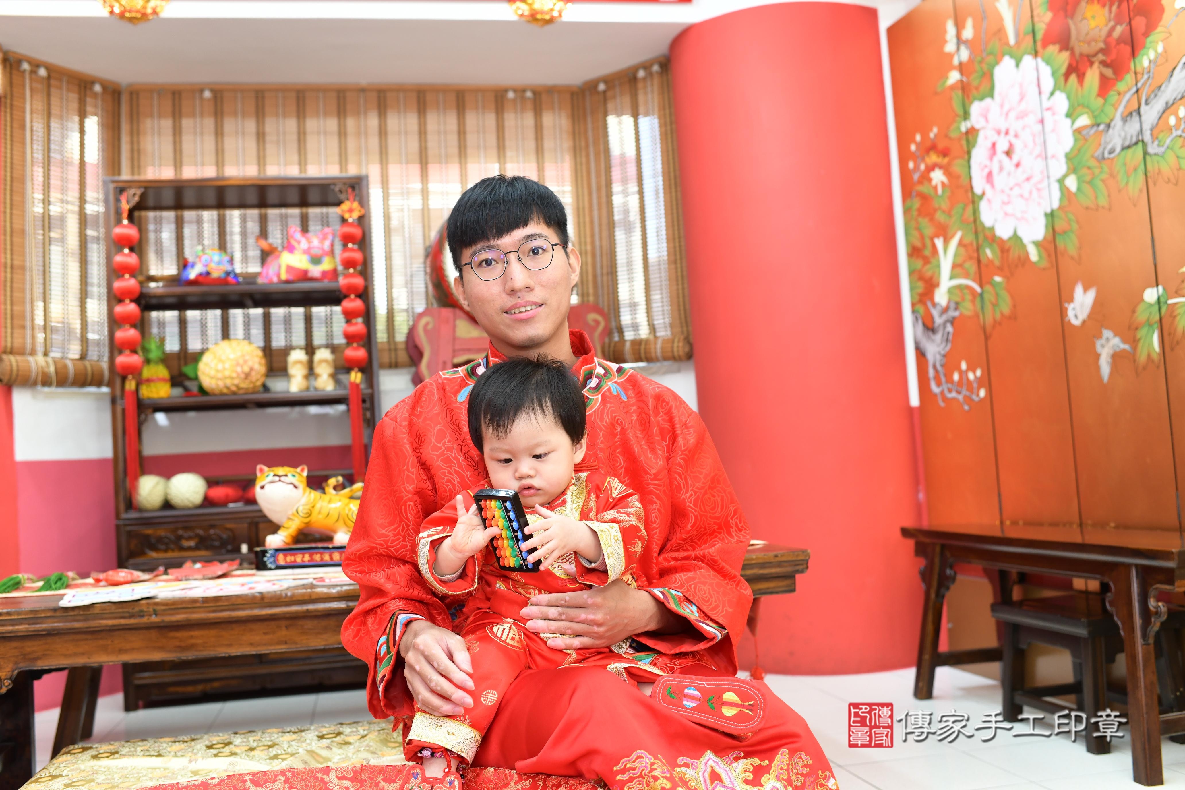 傳家手工印章高雄店、抓周、度脺、美式風會場、傳家嬰兒古禮、吉祥話、抓周道具物品24種、拍照。抓周證書。寶寶抓周、滿周歲、生日快樂、祝福