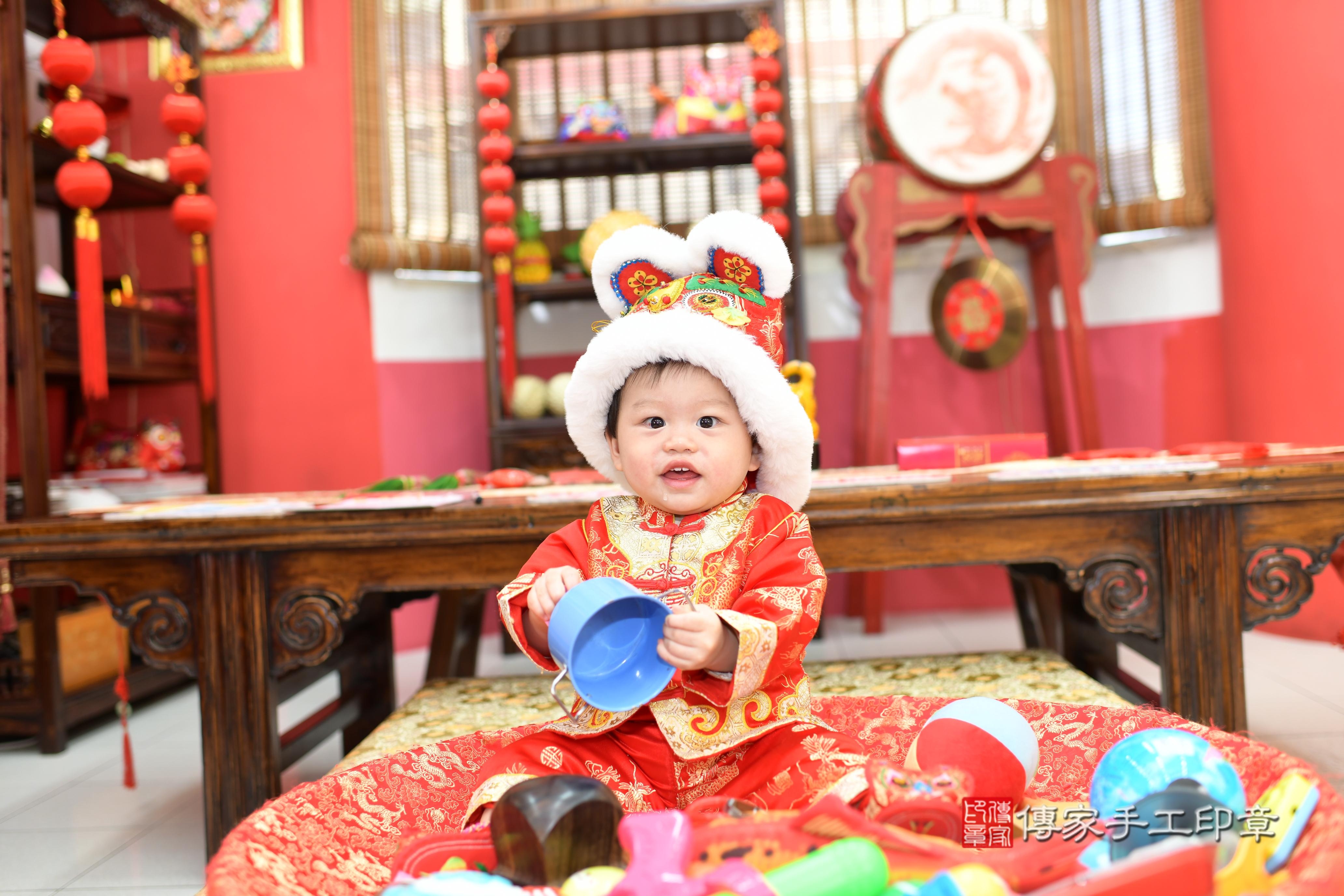 傳家手工印章高雄店、抓周、度脺、美式風會場、傳家嬰兒古禮、吉祥話、抓周道具物品24種、拍照。抓周證書。寶寶抓周、滿周歲、生日快樂、祝福 傳家手工印章高雄店、抓周、度脺、美式風會場、傳家嬰兒古禮、吉祥話、抓周道具物品24種、拍照。抓周證書。寶寶抓周、滿周歲、生日快樂、祝福