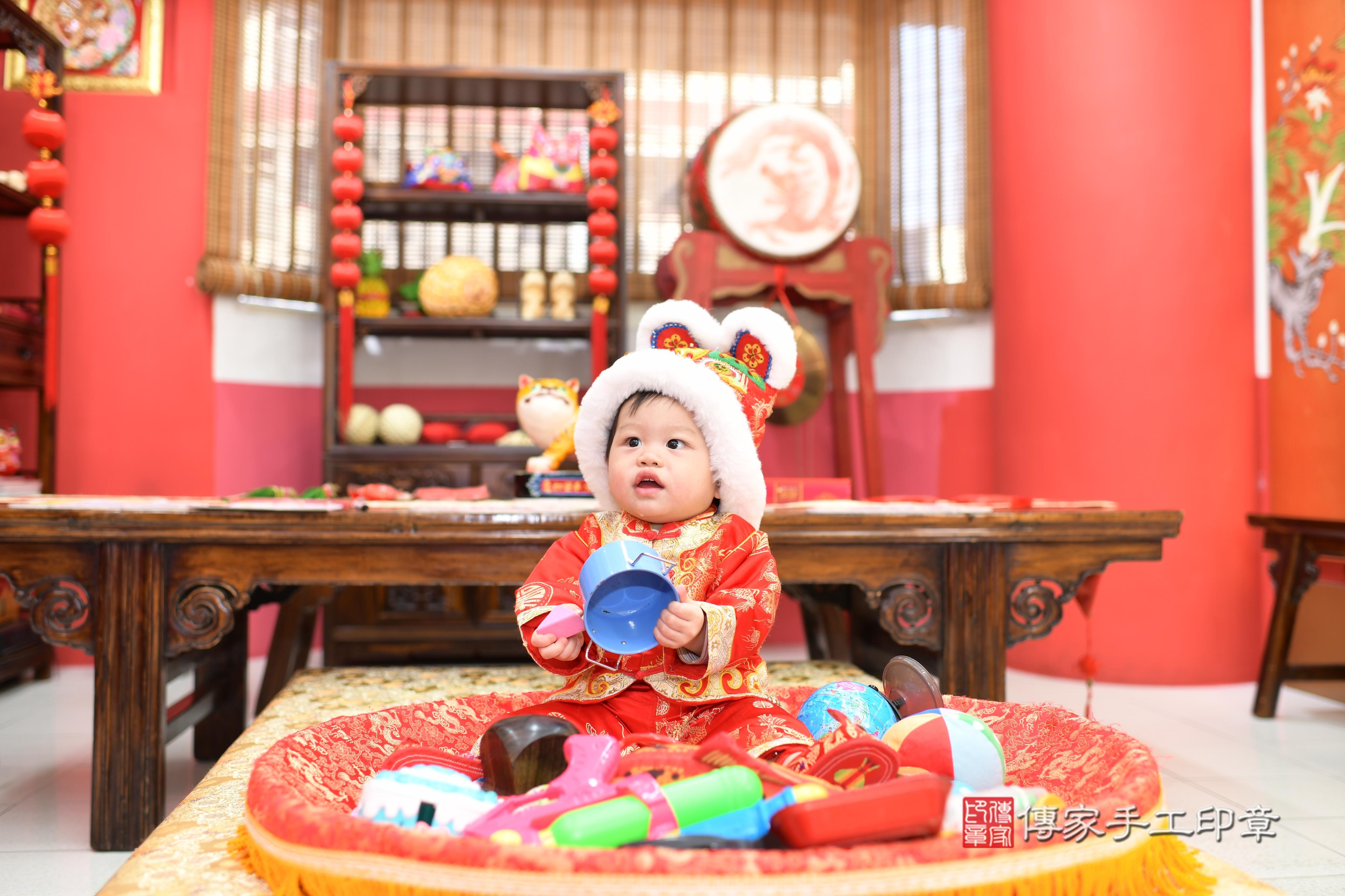 傳家手工印章高雄店、抓周、度脺、美式風會場、傳家嬰兒古禮、吉祥話、抓周道具物品24種、拍照。抓周證書。寶寶抓周、滿周歲、生日快樂、祝福 傳家手工印章高雄店、抓周、度脺、美式風會場、傳家嬰兒古禮、吉祥話、抓周道具物品24種、拍照。抓周證書。寶寶抓周、滿周歲、生日快樂、祝福