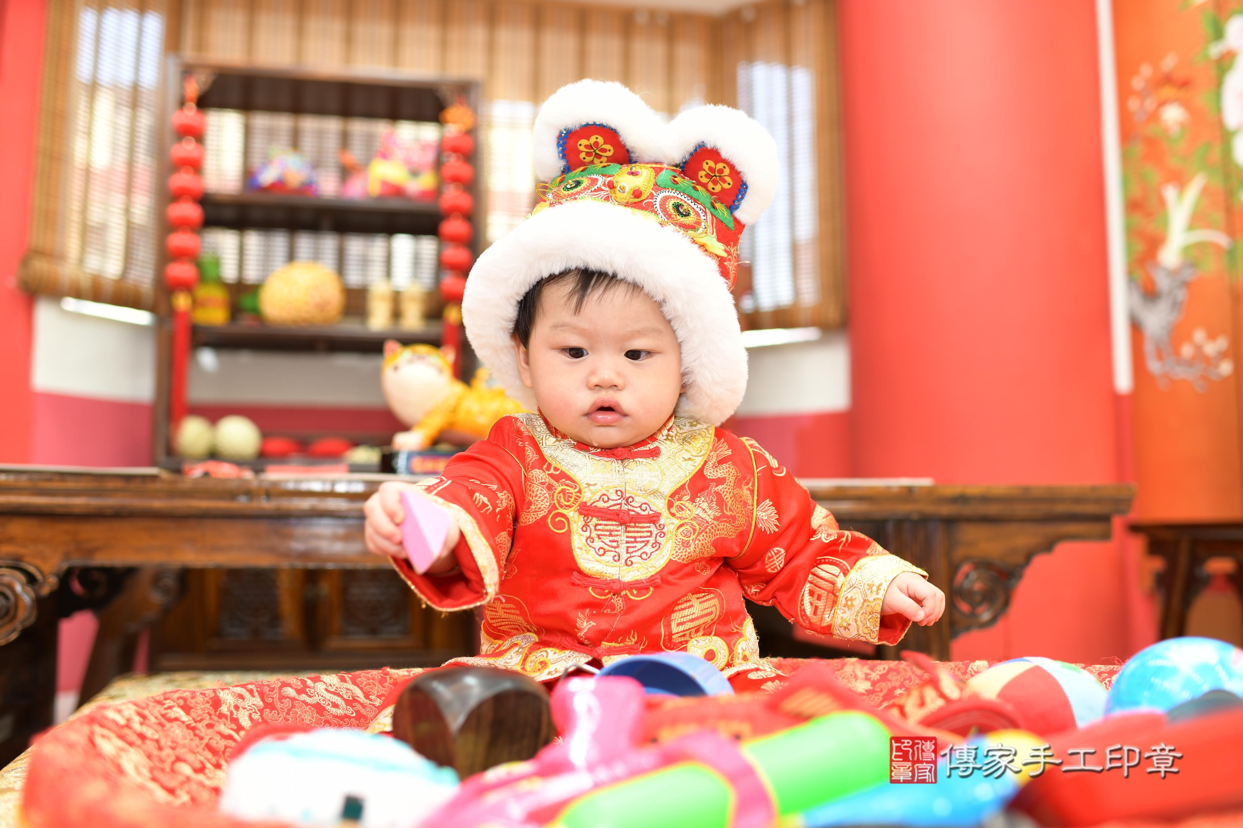 傳家手工印章高雄店、抓周、度脺、美式風會場、傳家嬰兒古禮、吉祥話、抓周道具物品24種、拍照。抓周證書。寶寶抓周、滿周歲、生日快樂、祝福 傳家手工印章高雄店、抓周、度脺、美式風會場、傳家嬰兒古禮、吉祥話、抓周道具物品24種、拍照。抓周證書。寶寶抓周、滿周歲、生日快樂、祝福