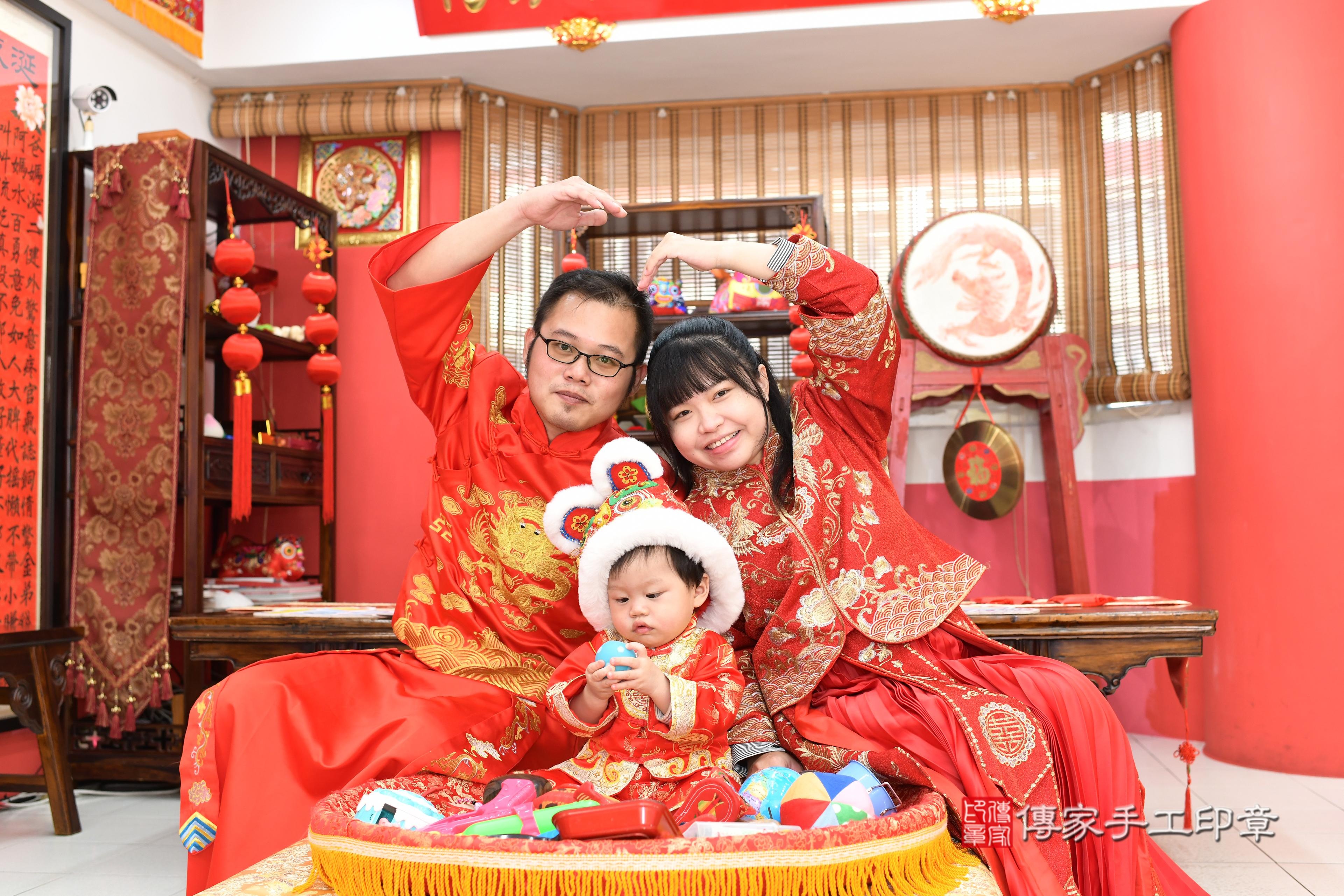 傳家手工印章高雄店、抓周、度脺、美式風會場、傳家嬰兒古禮、吉祥話、抓周道具物品24種、拍照。抓周證書。寶寶抓周、滿周歲、生日快樂、祝福 傳家手工印章高雄店、抓周、度脺、美式風會場、傳家嬰兒古禮、吉祥話、抓周道具物品24種、拍照。抓周證書。寶寶抓周、滿周歲、生日快樂、祝福