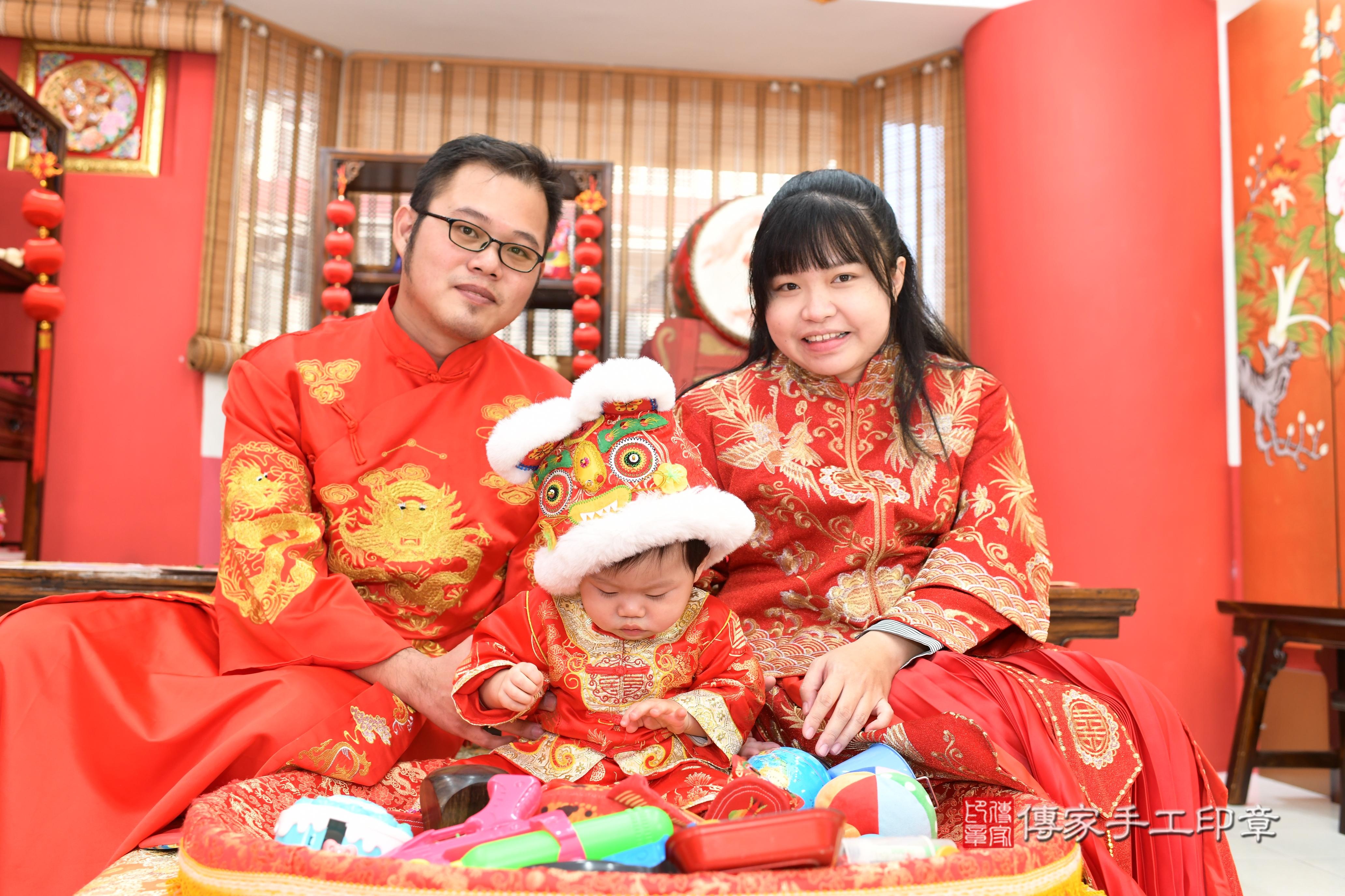 傳家手工印章高雄店、抓周、度脺、美式風會場、傳家嬰兒古禮、吉祥話、抓周道具物品24種、拍照。抓周證書。寶寶抓周、滿周歲、生日快樂、祝福 傳家手工印章高雄店、抓周、度脺、美式風會場、傳家嬰兒古禮、吉祥話、抓周道具物品24種、拍照。抓周證書。寶寶抓周、滿周歲、生日快樂、祝福