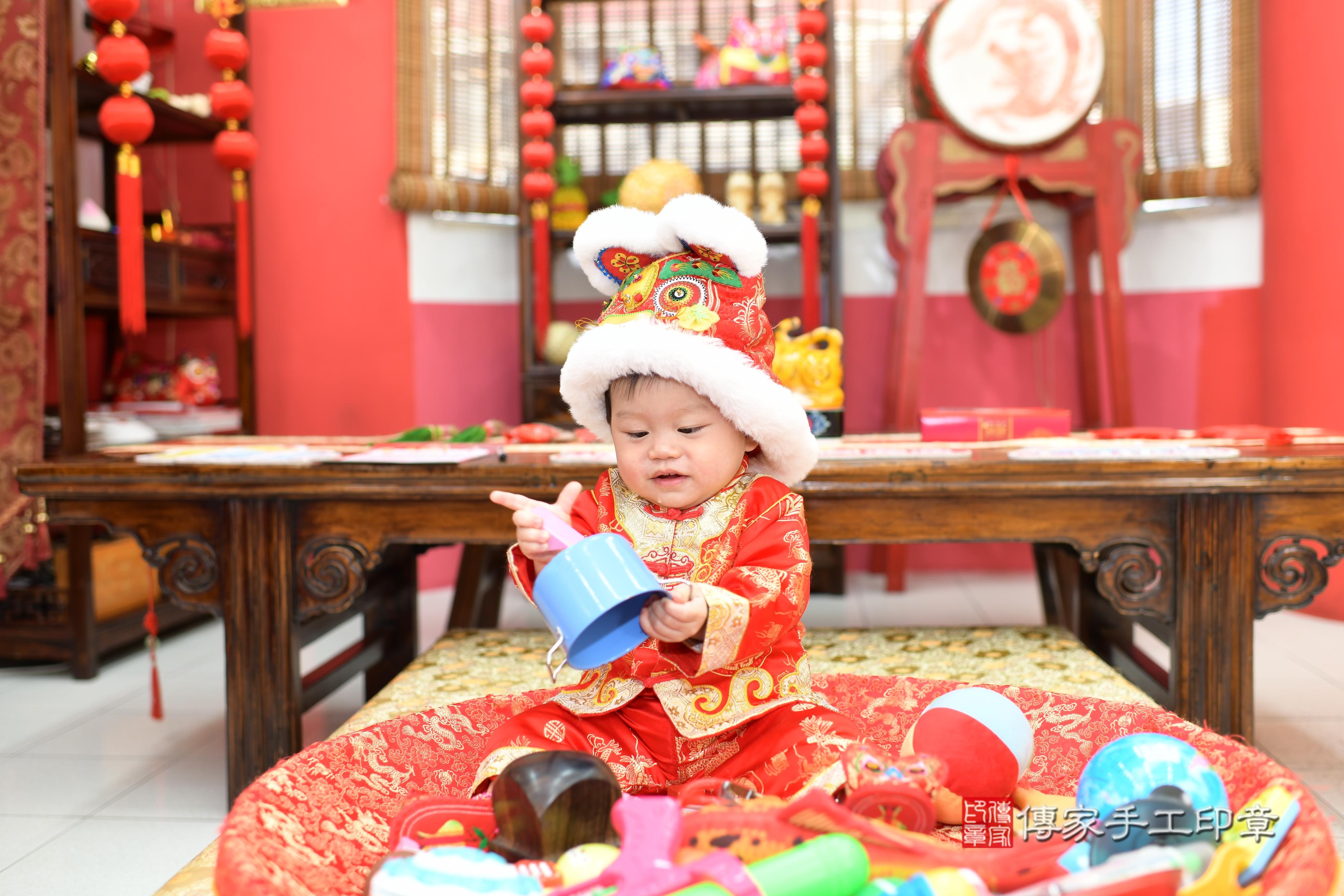 傳家手工印章高雄店、抓周、度脺、美式風會場、傳家嬰兒古禮、吉祥話、抓周道具物品24種、拍照。抓周證書。寶寶抓周、滿周歲、生日快樂、祝福 傳家手工印章高雄店、抓周、度脺、美式風會場、傳家嬰兒古禮、吉祥話、抓周道具物品24種、拍照。抓周證書。寶寶抓周、滿周歲、生日快樂、祝福