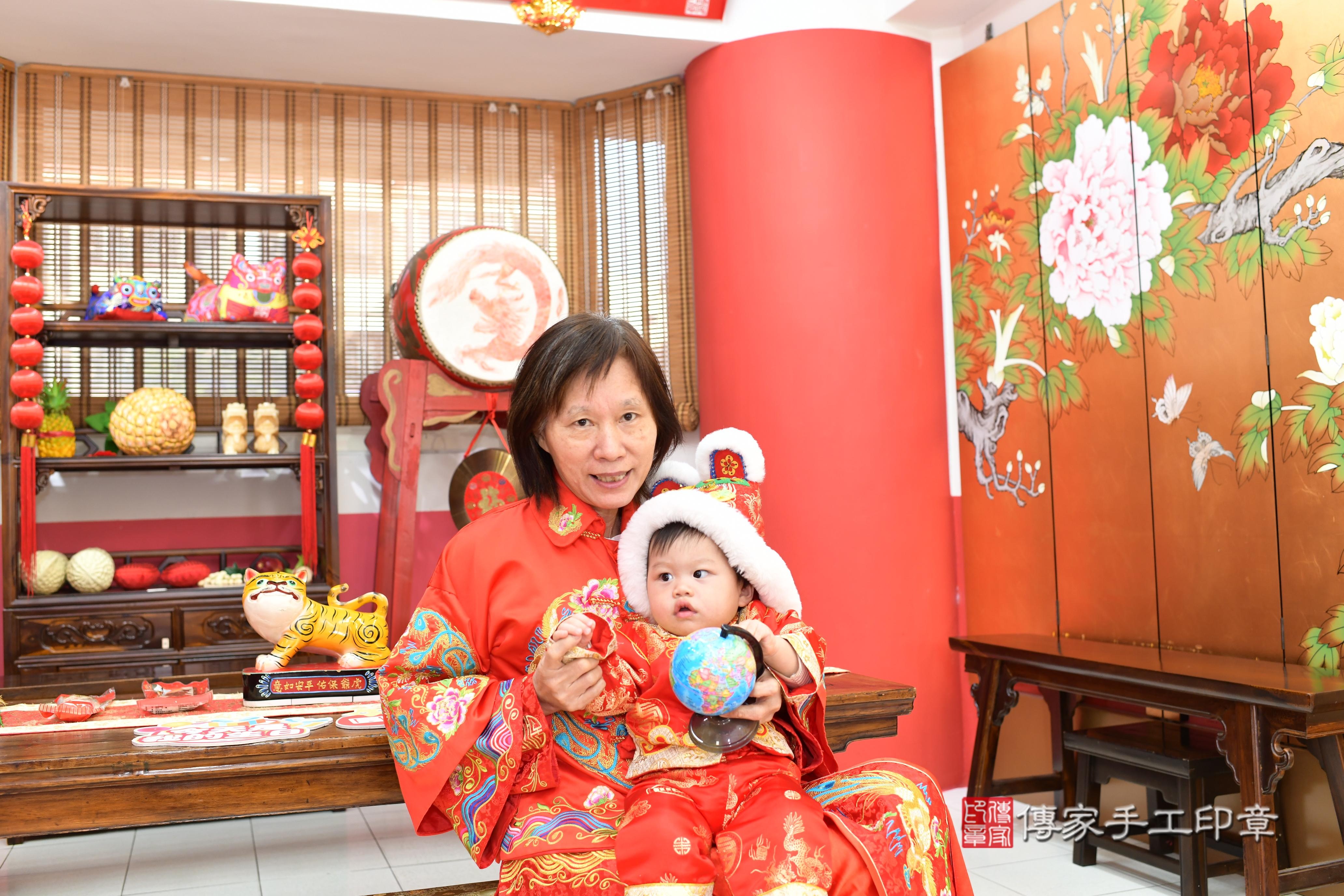 傳家手工印章高雄店、抓周、度脺、美式風會場、傳家嬰兒古禮、吉祥話、抓周道具物品24種、拍照。抓周證書。寶寶抓周、滿周歲、生日快樂、祝福 傳家手工印章高雄店、抓周、度脺、美式風會場、傳家嬰兒古禮、吉祥話、抓周道具物品24種、拍照。抓周證書。寶寶抓周、滿周歲、生日快樂、祝福