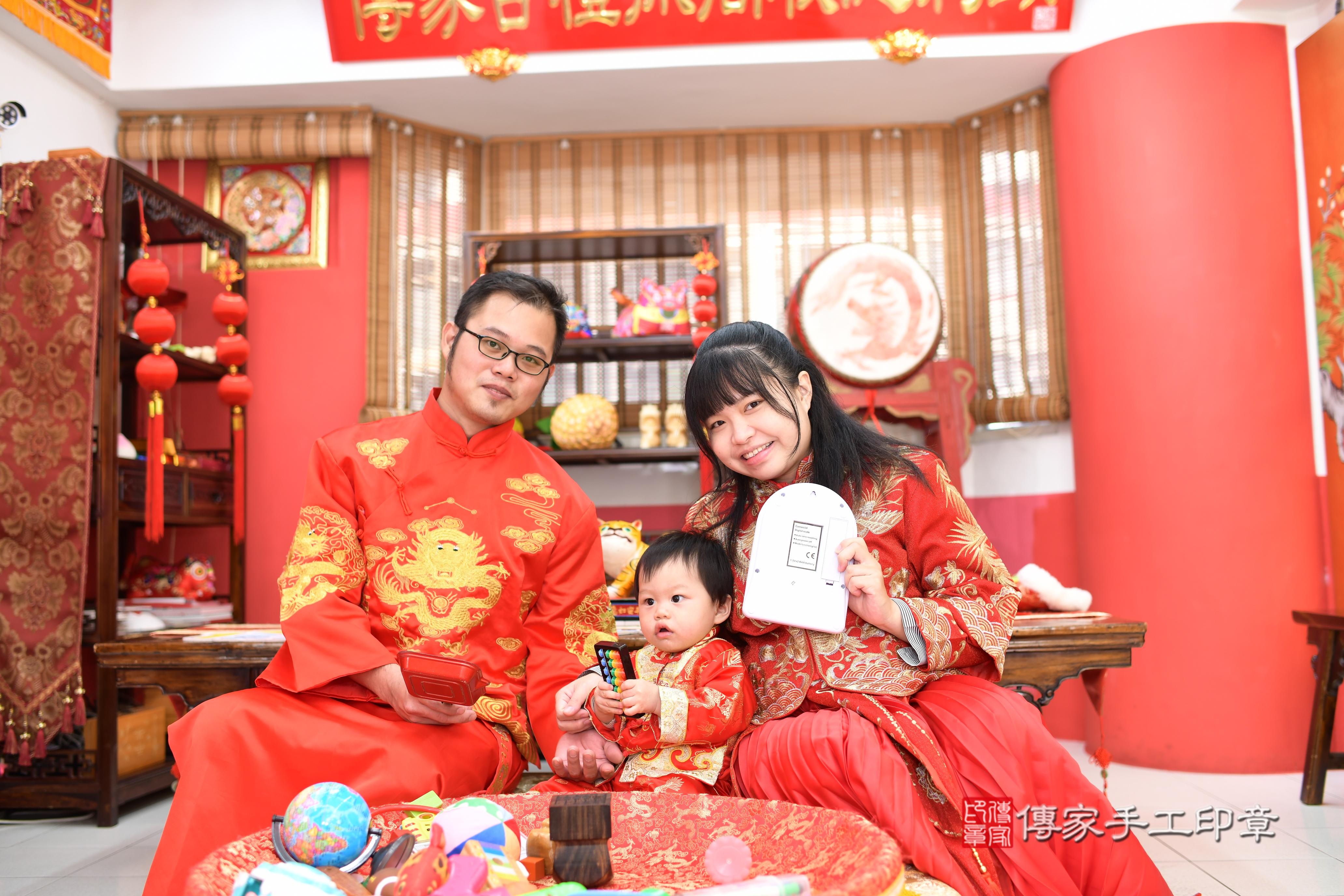 傳家手工印章高雄店、抓周、度脺、美式風會場、傳家嬰兒古禮、吉祥話、抓周道具物品24種、拍照。抓周證書。寶寶抓周、滿周歲、生日快樂、祝福 傳家手工印章高雄店、抓周、度脺、美式風會場、傳家嬰兒古禮、吉祥話、抓周道具物品24種、拍照。抓周證書。寶寶抓周、滿周歲、生日快樂、祝福