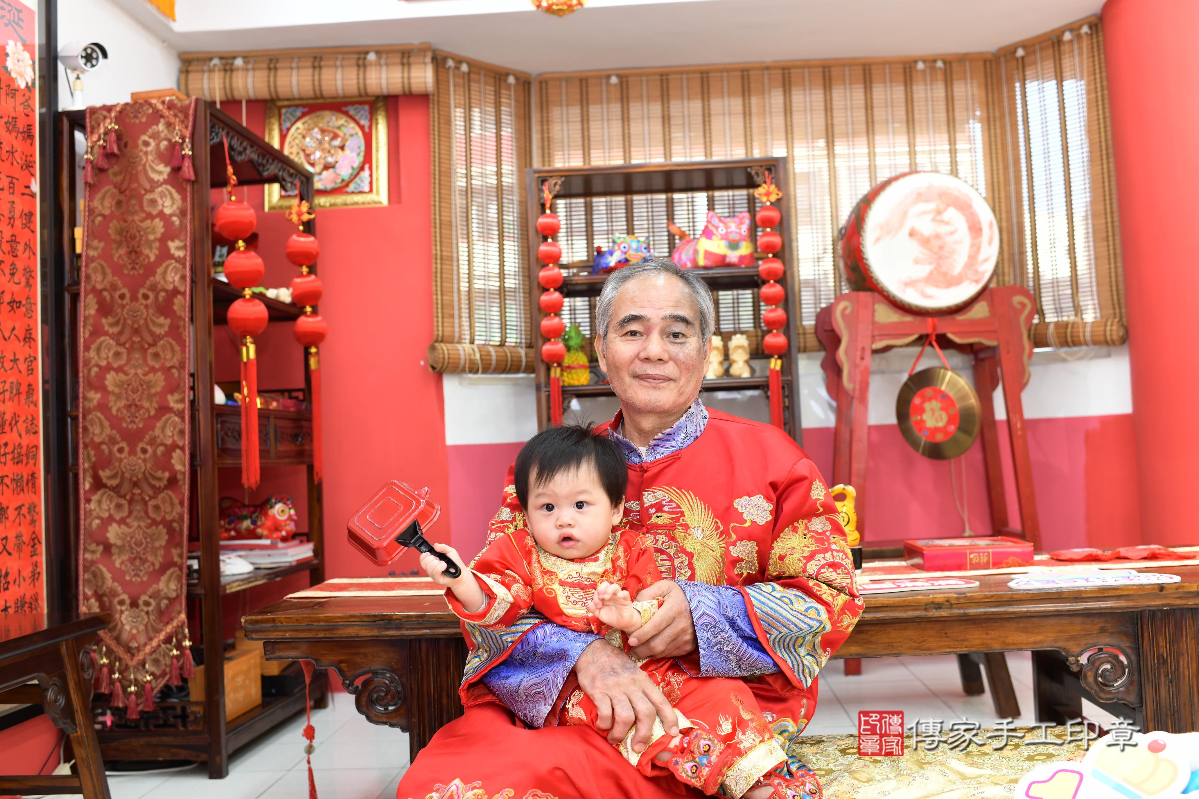 傳家手工印章高雄店、抓周、度脺、美式風會場、傳家嬰兒古禮、吉祥話、抓周道具物品24種、拍照。抓周證書。寶寶抓周、滿周歲、生日快樂、祝福 傳家手工印章高雄店、抓周、度脺、美式風會場、傳家嬰兒古禮、吉祥話、抓周道具物品24種、拍照。抓周證書。寶寶抓周、滿周歲、生日快樂、祝福