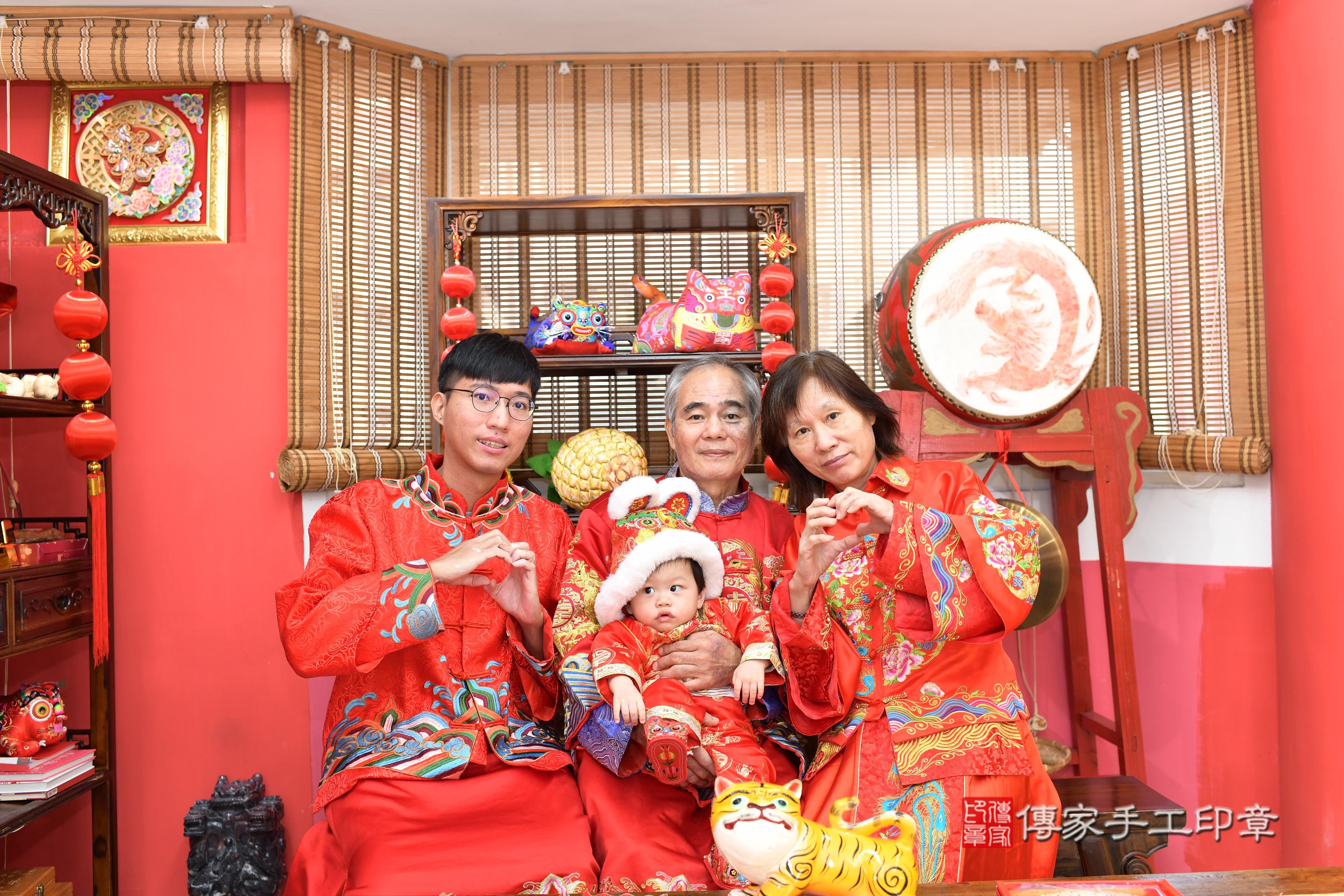 傳家手工印章高雄店、抓周、度脺、美式風會場、傳家嬰兒古禮、吉祥話、抓周道具物品24種、拍照。抓周證書。寶寶抓周、滿周歲、生日快樂、祝福 傳家手工印章高雄店、抓周、度脺、美式風會場、傳家嬰兒古禮、吉祥話、抓周道具物品24種、拍照。抓周證書。寶寶抓周、滿周歲、生日快樂、祝福