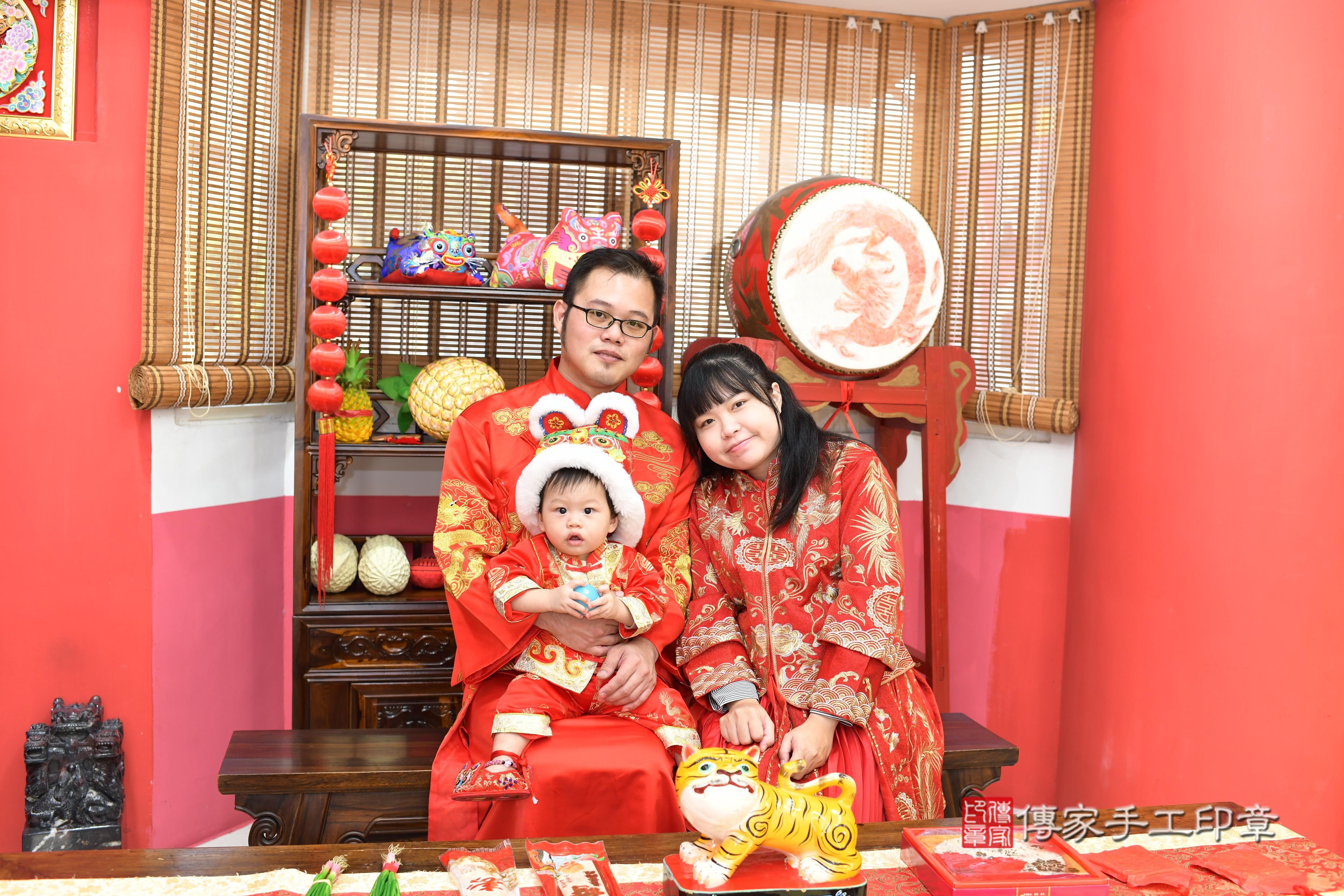 傳家手工印章高雄店、抓周、度脺、美式風會場、傳家嬰兒古禮、吉祥話、抓周道具物品24種、拍照。抓周證書。寶寶抓周、滿周歲、生日快樂、祝福 傳家手工印章高雄店、抓周、度脺、美式風會場、傳家嬰兒古禮、吉祥話、抓周道具物品24種、拍照。抓周證書。寶寶抓周、滿周歲、生日快樂、祝福