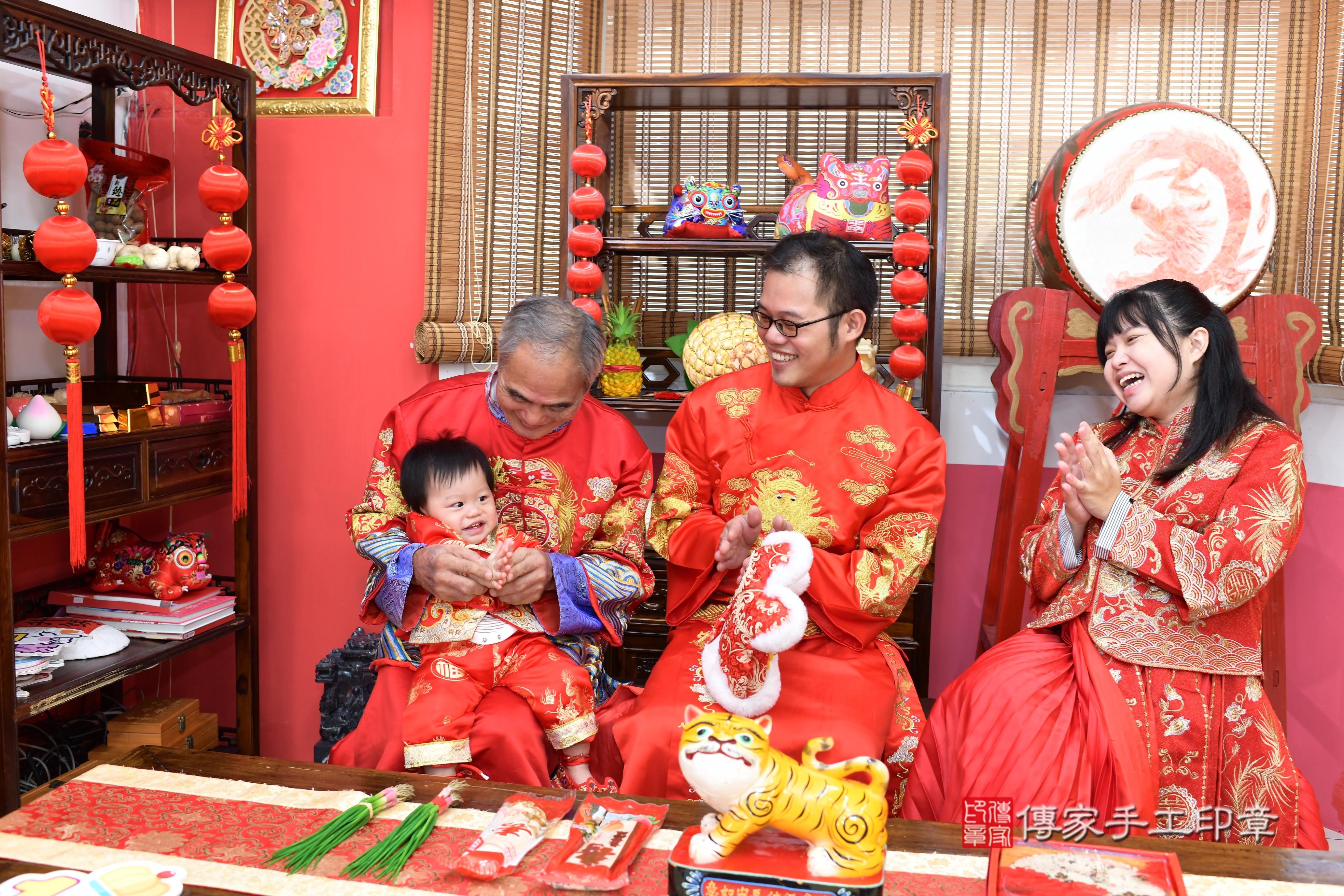 傳家手工印章高雄店、抓周、度脺、美式風會場、傳家嬰兒古禮、吉祥話、抓周道具物品24種、拍照。抓周證書。寶寶抓周、滿周歲、生日快樂、祝福 傳家手工印章高雄店、抓周、度脺、美式風會場、傳家嬰兒古禮、吉祥話、抓周道具物品24種、拍照。抓周證書。寶寶抓周、滿周歲、生日快樂、祝福