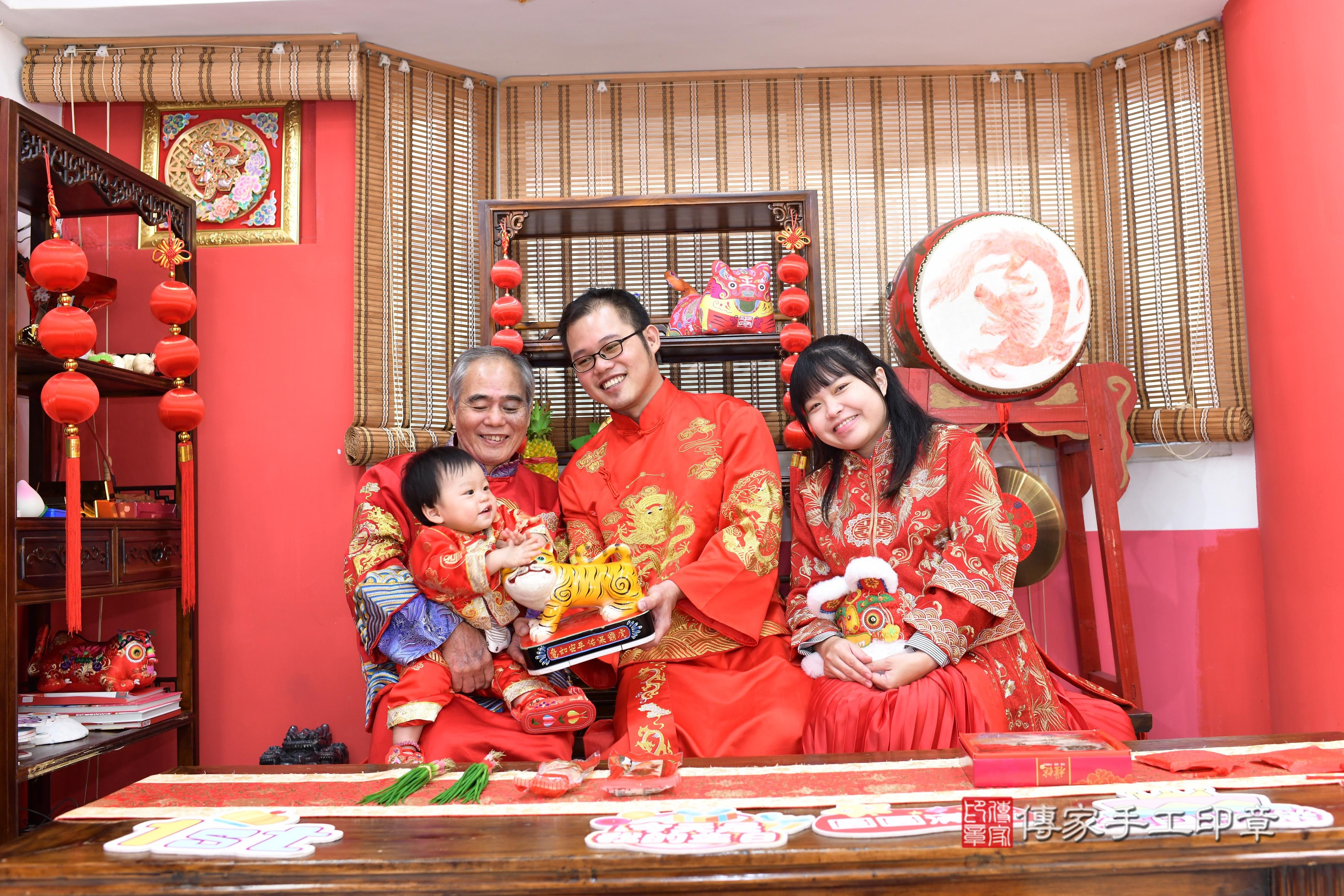 傳家手工印章高雄店、抓周、度脺、美式風會場、傳家嬰兒古禮、吉祥話、抓周道具物品24種、拍照。抓周證書。寶寶抓周、滿周歲、生日快樂、祝福 傳家手工印章高雄店、抓周、度脺、美式風會場、傳家嬰兒古禮、吉祥話、抓周道具物品24種、拍照。抓周證書。寶寶抓周、滿周歲、生日快樂、祝福