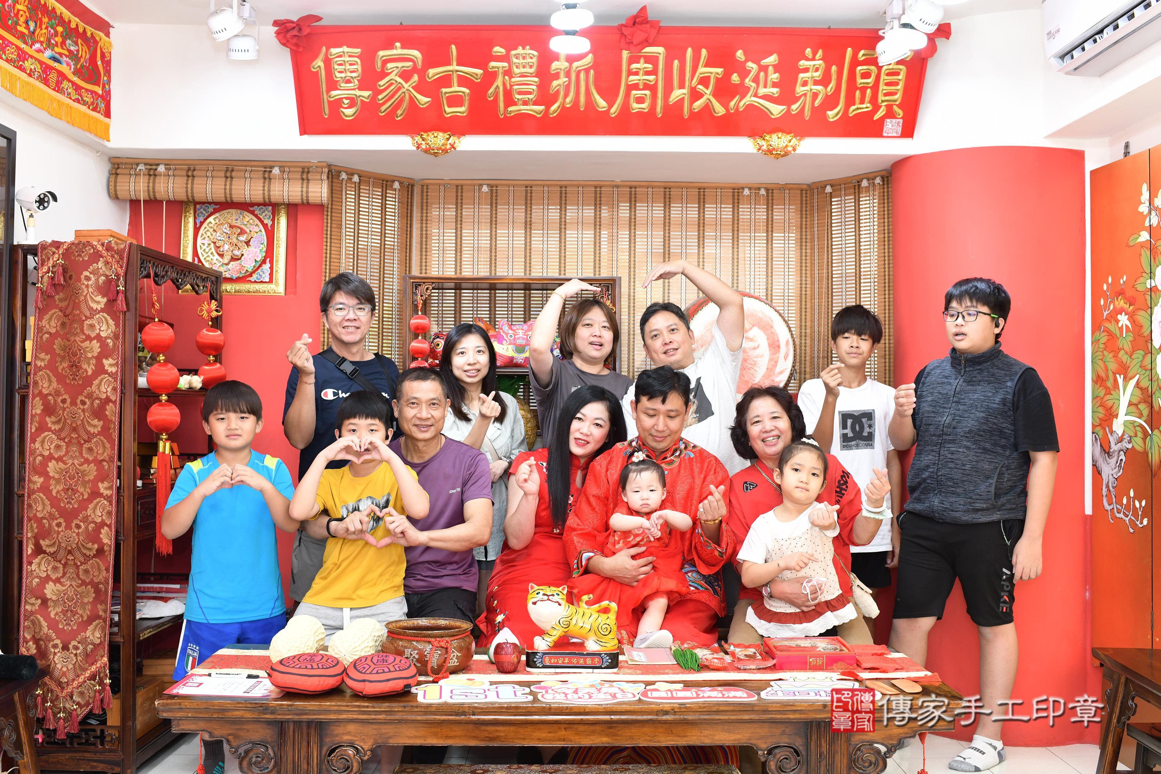 傳家手工印章高雄店、抓周、度脺、美式風會場、傳家嬰兒古禮、吉祥話、抓周道具物品24種、拍照。抓周證書。寶寶抓周、滿周歲、生日快樂、祝福 傳家手工印章高雄店、抓周、度脺、美式風會場、傳家嬰兒古禮、吉祥話、抓周道具物品24種、拍照。抓周證書。寶寶抓周、滿周歲、生日快樂、祝福