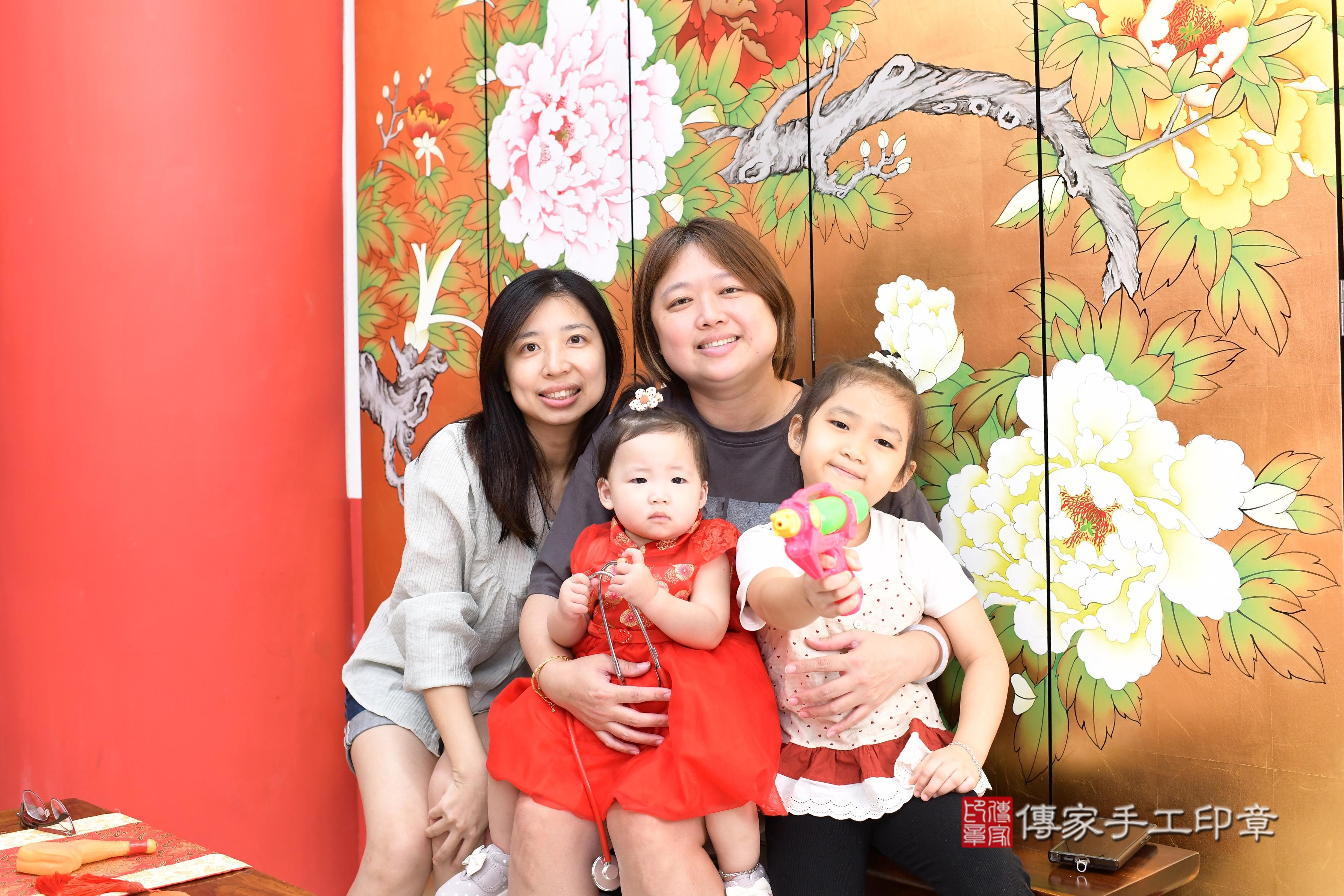 傳家手工印章高雄店、抓周、度脺、美式風會場、傳家嬰兒古禮、吉祥話、抓周道具物品24種、拍照。抓周證書。寶寶抓周、滿周歲、生日快樂、祝福 傳家手工印章高雄店、抓周、度脺、美式風會場、傳家嬰兒古禮、吉祥話、抓周道具物品24種、拍照。抓周證書。寶寶抓周、滿周歲、生日快樂、祝福