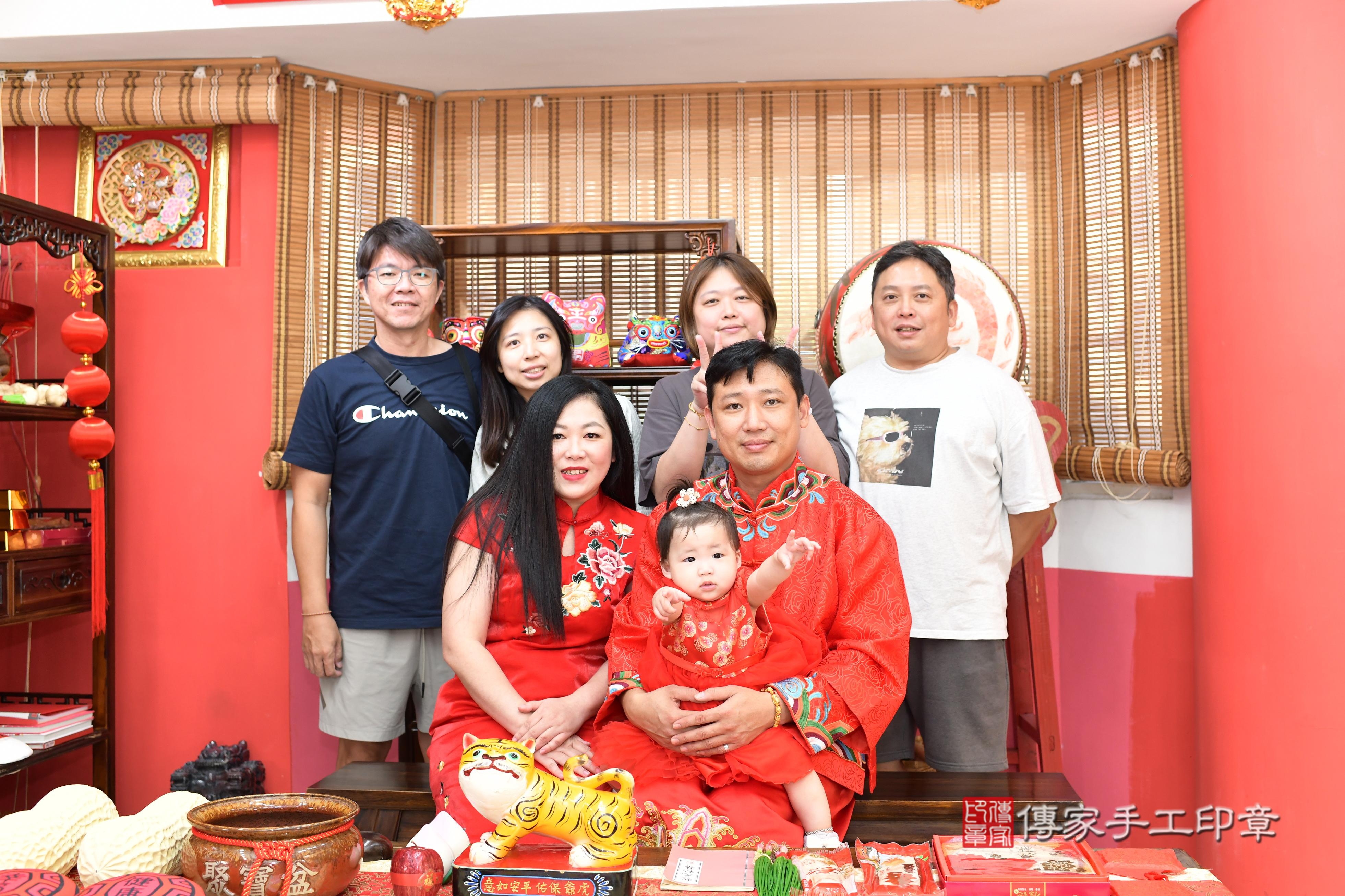 傳家手工印章高雄店、抓周、度脺、美式風會場、傳家嬰兒古禮、吉祥話、抓周道具物品24種、拍照。抓周證書。寶寶抓周、滿周歲、生日快樂、祝福 傳家手工印章高雄店、抓周、度脺、美式風會場、傳家嬰兒古禮、吉祥話、抓周道具物品24種、拍照。抓周證書。寶寶抓周、滿周歲、生日快樂、祝福