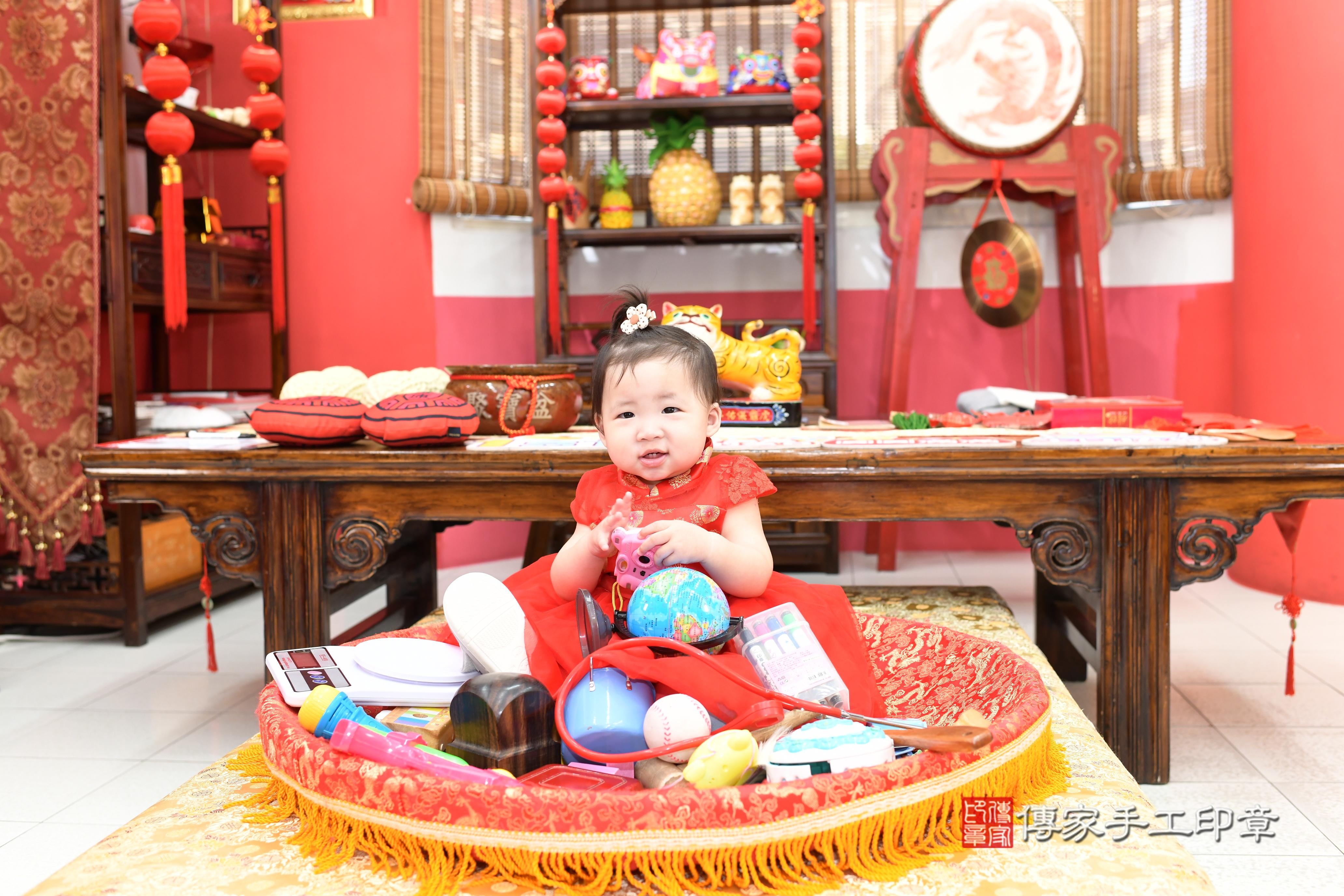 傳家手工印章高雄店、抓周、度脺、美式風會場、傳家嬰兒古禮、吉祥話、抓周道具物品24種、拍照。抓周證書。寶寶抓周、滿周歲、生日快樂、祝福 傳家手工印章高雄店、抓周、度脺、美式風會場、傳家嬰兒古禮、吉祥話、抓周道具物品24種、拍照。抓周證書。寶寶抓周、滿周歲、生日快樂、祝福