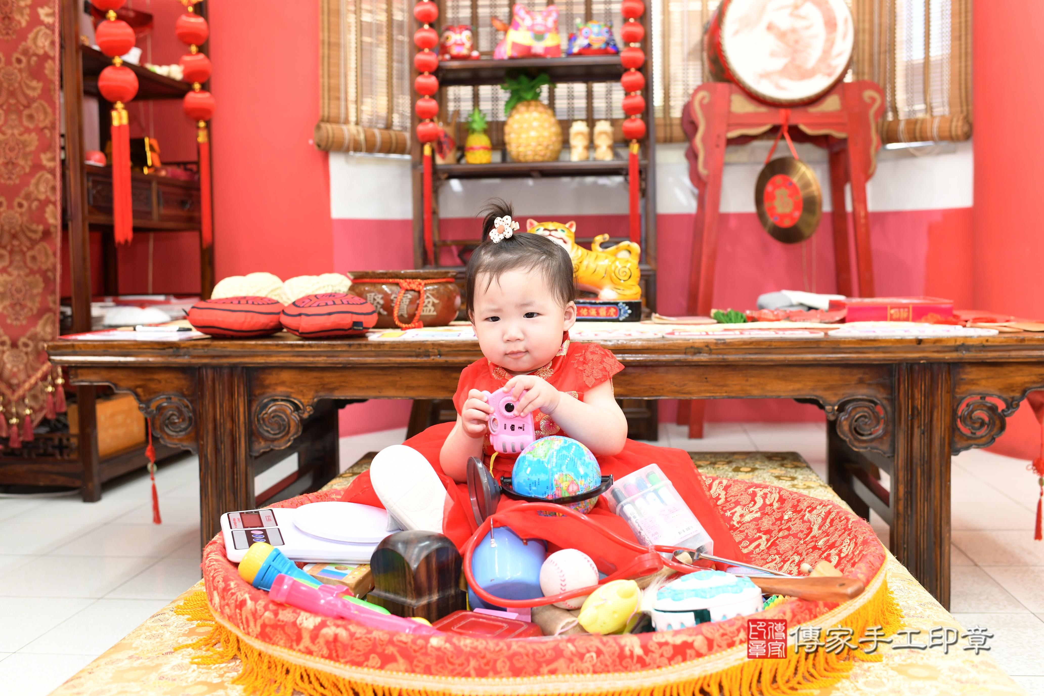 傳家手工印章高雄店、抓周、度脺、美式風會場、傳家嬰兒古禮、吉祥話、抓周道具物品24種、拍照。抓周證書。寶寶抓周、滿周歲、生日快樂、祝福 傳家手工印章高雄店、抓周、度脺、美式風會場、傳家嬰兒古禮、吉祥話、抓周道具物品24種、拍照。抓周證書。寶寶抓周、滿周歲、生日快樂、祝福