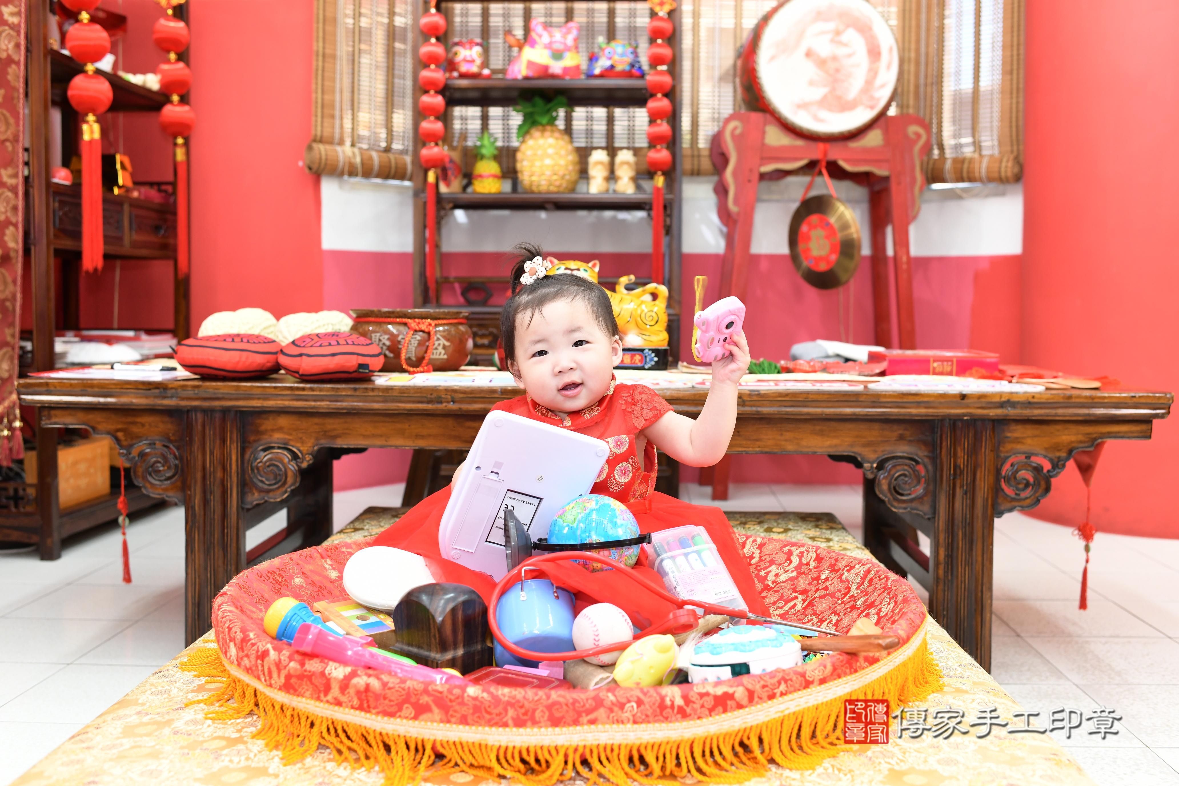 傳家手工印章高雄店、抓周、度脺、美式風會場、傳家嬰兒古禮、吉祥話、抓周道具物品24種、拍照。抓周證書。寶寶抓周、滿周歲、生日快樂、祝福 傳家手工印章高雄店、抓周、度脺、美式風會場、傳家嬰兒古禮、吉祥話、抓周道具物品24種、拍照。抓周證書。寶寶抓周、滿周歲、生日快樂、祝福