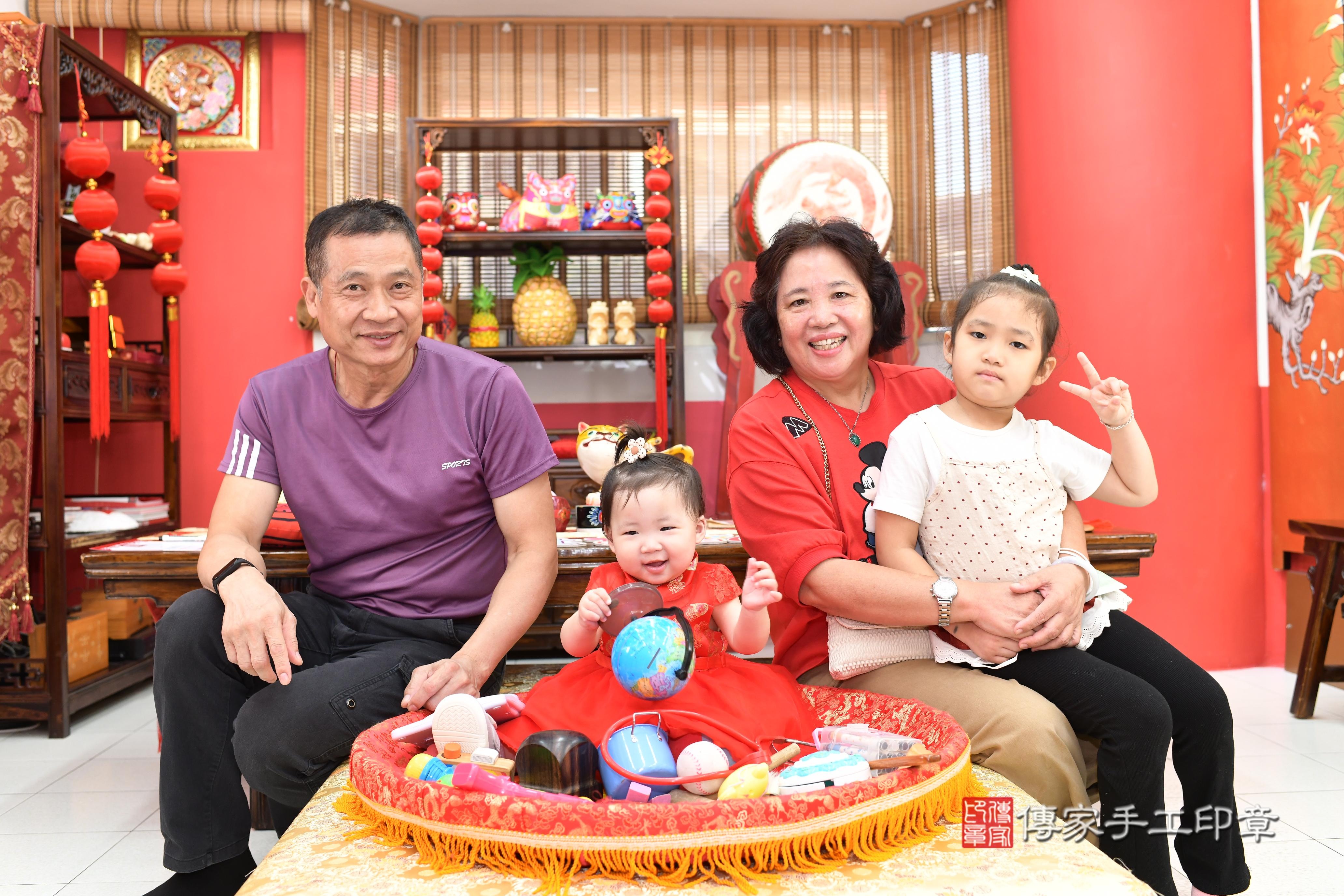 傳家手工印章高雄店、抓周、度脺、美式風會場、傳家嬰兒古禮、吉祥話、抓周道具物品24種、拍照。抓周證書。寶寶抓周、滿周歲、生日快樂、祝福 傳家手工印章高雄店、抓周、度脺、美式風會場、傳家嬰兒古禮、吉祥話、抓周道具物品24種、拍照。抓周證書。寶寶抓周、滿周歲、生日快樂、祝福