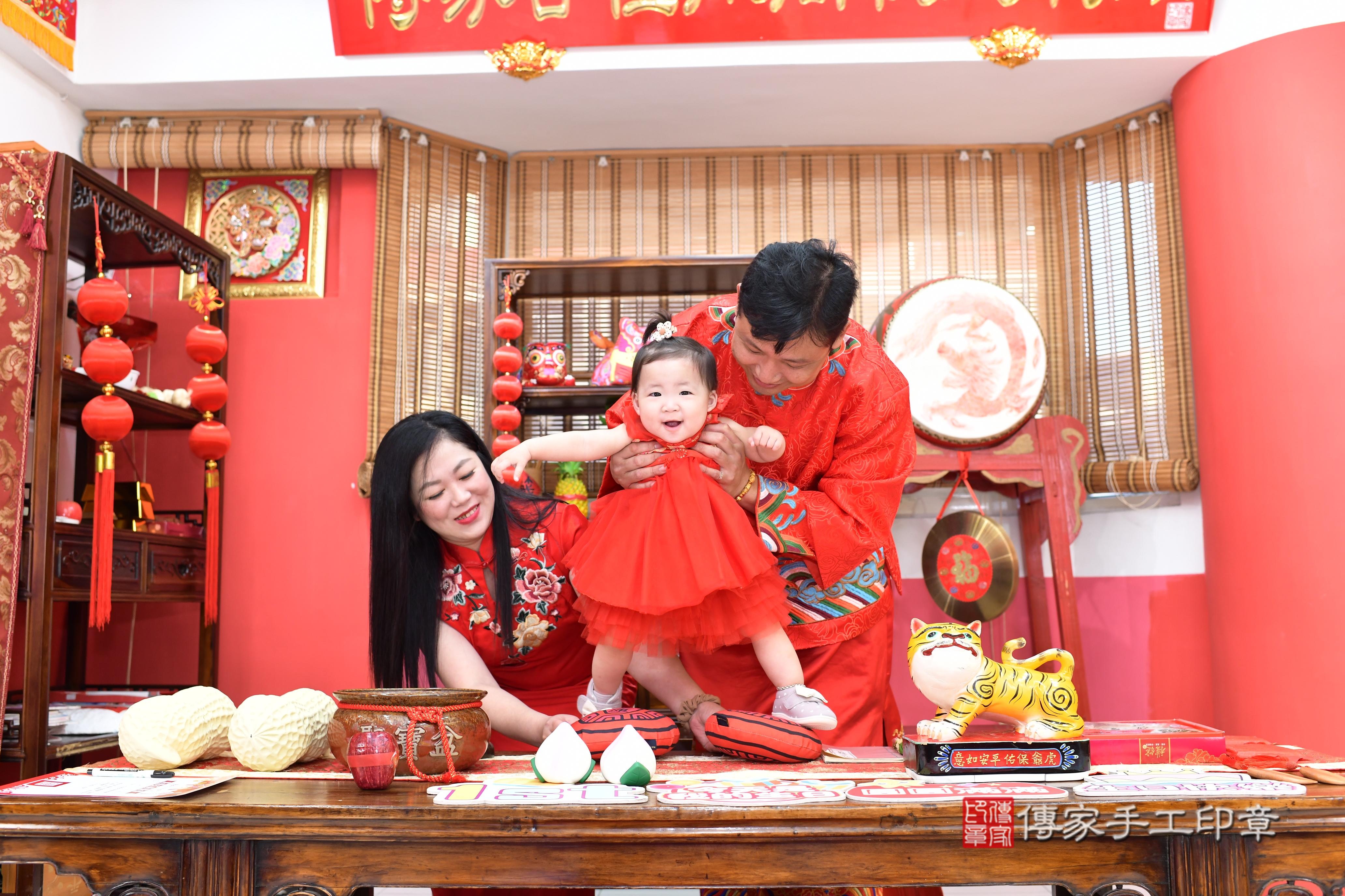 傳家手工印章高雄店、抓周、度脺、美式風會場、傳家嬰兒古禮、吉祥話、抓周道具物品24種、拍照。抓周證書。寶寶抓周、滿周歲、生日快樂、祝福 傳家手工印章高雄店、抓周、度脺、美式風會場、傳家嬰兒古禮、吉祥話、抓周道具物品24種、拍照。抓周證書。寶寶抓周、滿周歲、生日快樂、祝福