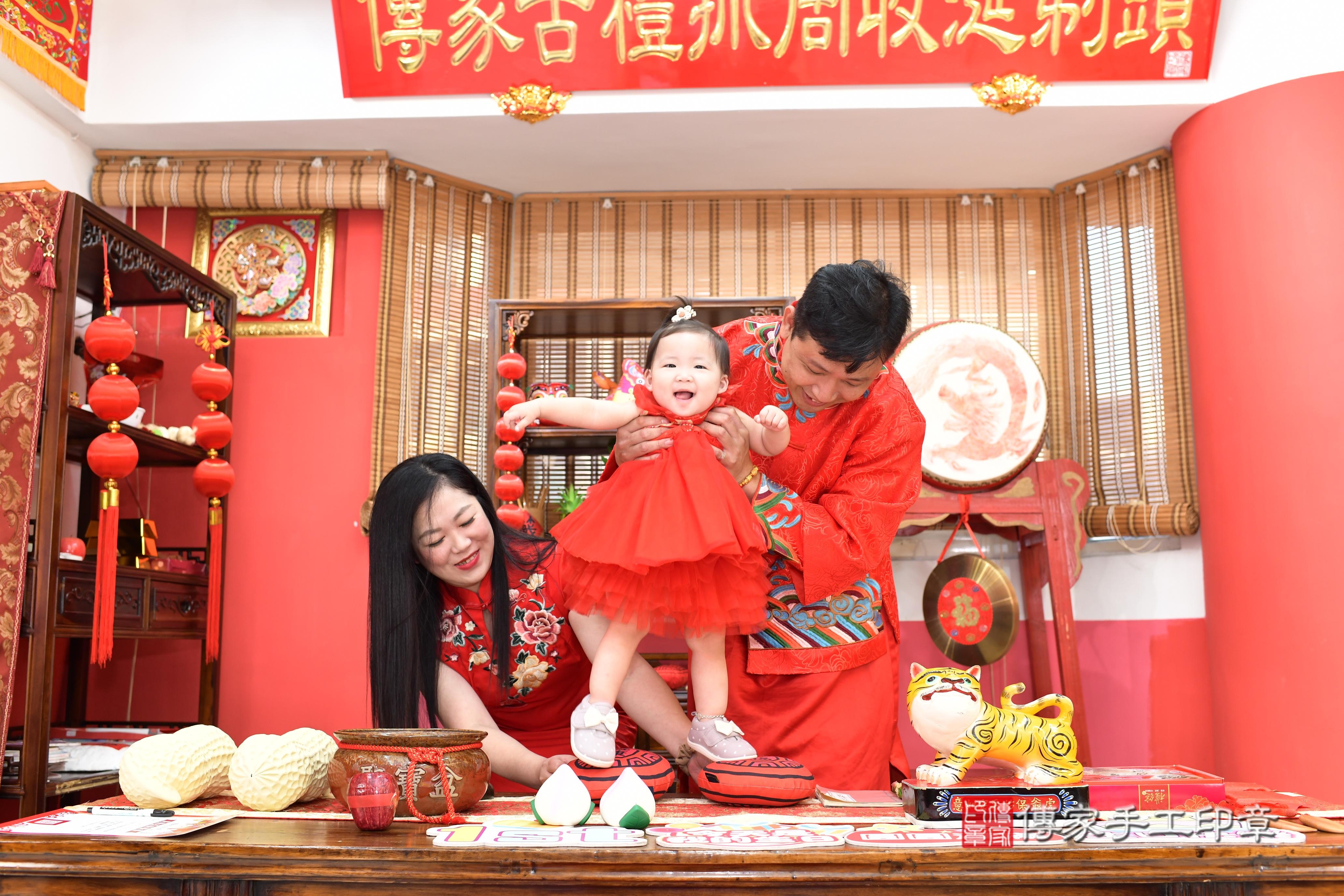 傳家手工印章高雄店、抓周、度脺、美式風會場、傳家嬰兒古禮、吉祥話、抓周道具物品24種、拍照。抓周證書。寶寶抓周、滿周歲、生日快樂、祝福 傳家手工印章高雄店、抓周、度脺、美式風會場、傳家嬰兒古禮、吉祥話、抓周道具物品24種、拍照。抓周證書。寶寶抓周、滿周歲、生日快樂、祝福