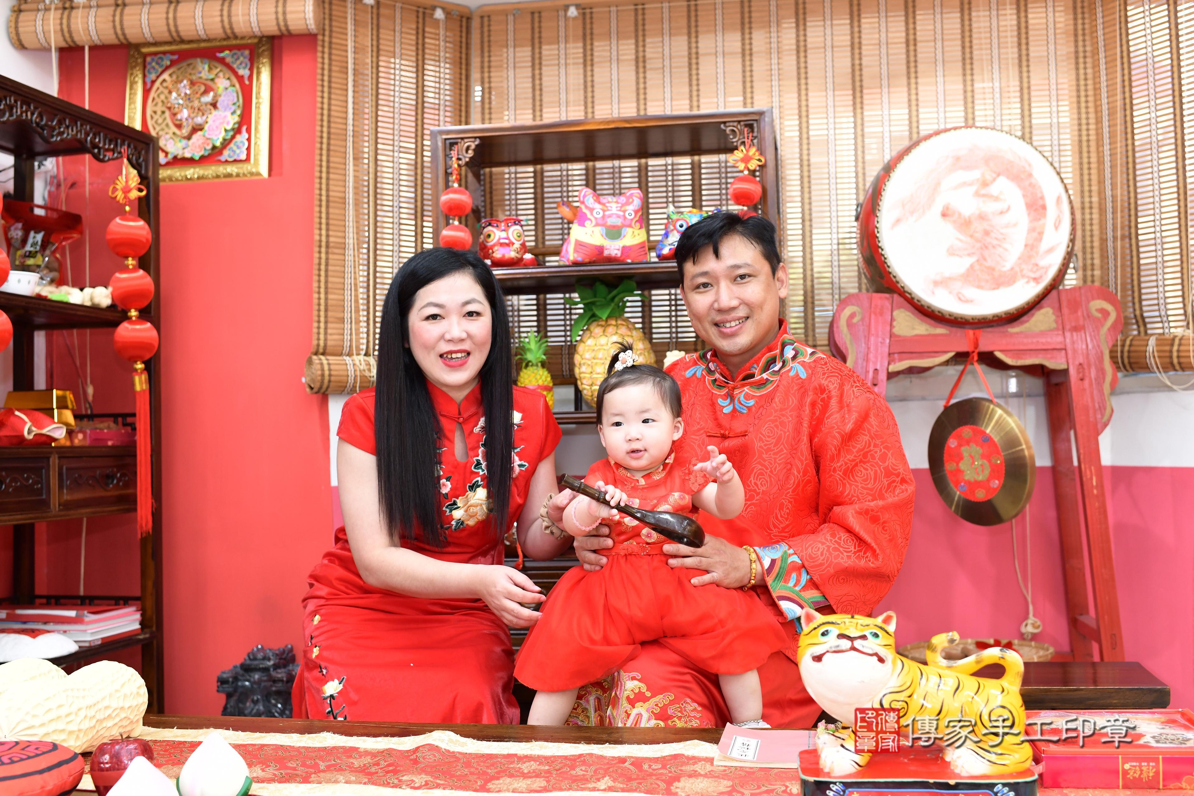 傳家手工印章高雄店、抓周、度脺、美式風會場、傳家嬰兒古禮、吉祥話、抓周道具物品24種、拍照。抓周證書。寶寶抓周、滿周歲、生日快樂、祝福 傳家手工印章高雄店、抓周、度脺、美式風會場、傳家嬰兒古禮、吉祥話、抓周道具物品24種、拍照。抓周證書。寶寶抓周、滿周歲、生日快樂、祝福