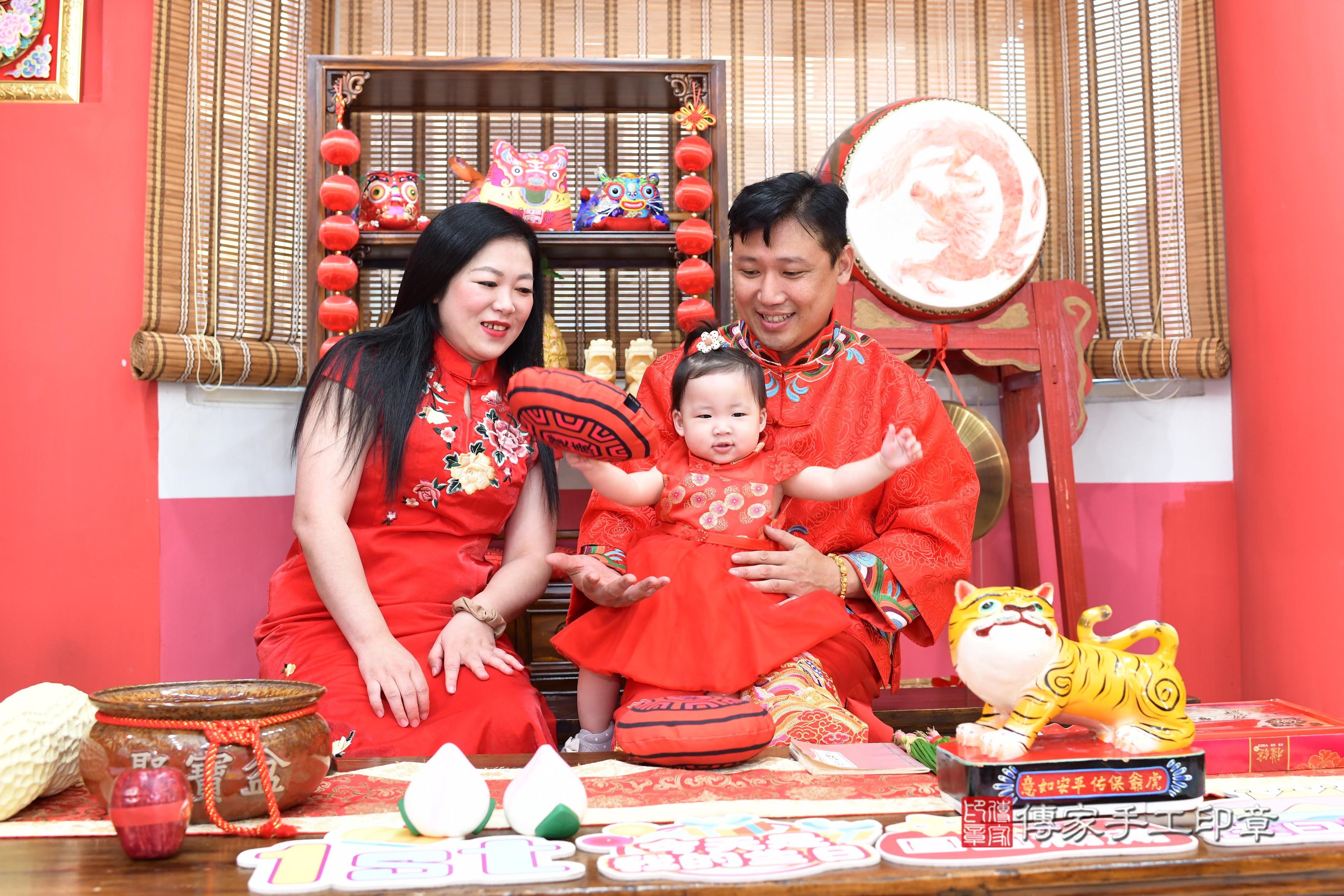 傳家手工印章高雄店、抓周、度脺、美式風會場、傳家嬰兒古禮、吉祥話、抓周道具物品24種、拍照。抓周證書。寶寶抓周、滿周歲、生日快樂、祝福 傳家手工印章高雄店、抓周、度脺、美式風會場、傳家嬰兒古禮、吉祥話、抓周道具物品24種、拍照。抓周證書。寶寶抓周、滿周歲、生日快樂、祝福