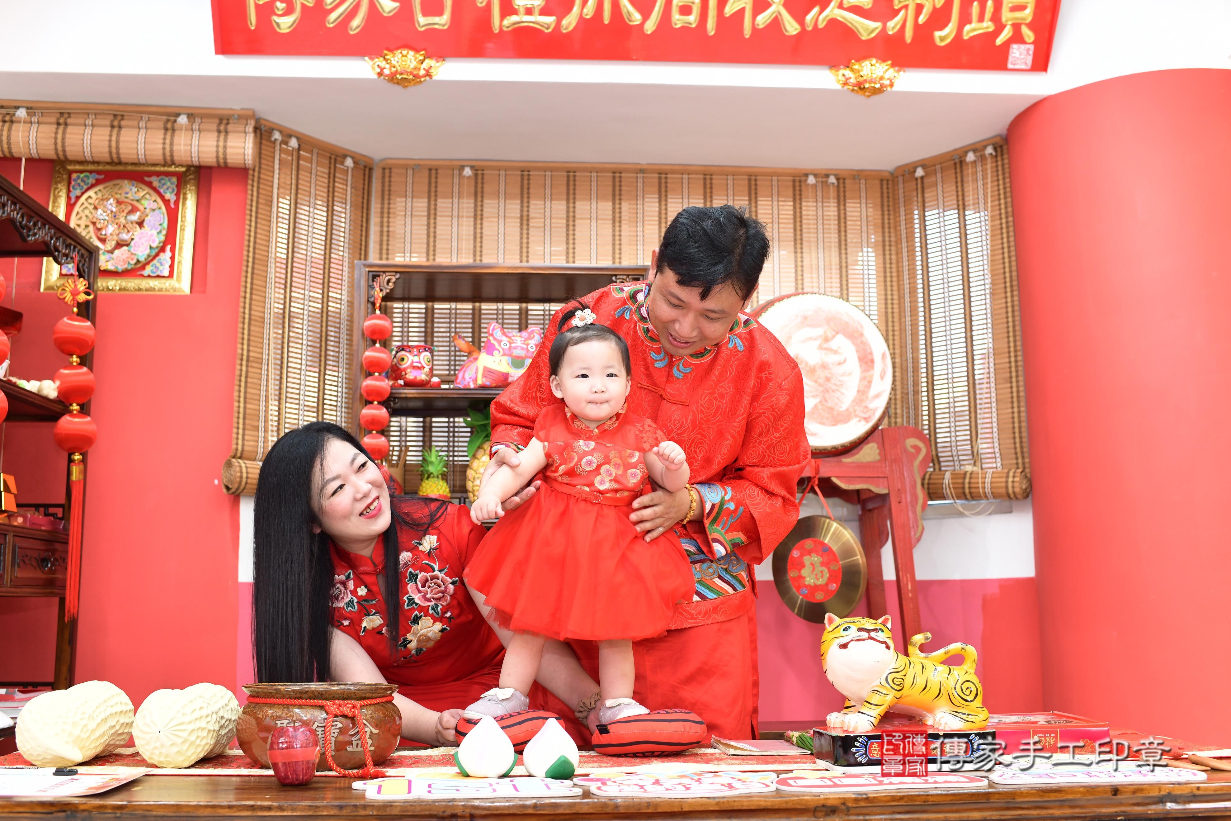 傳家手工印章高雄店、抓周、度脺、美式風會場、傳家嬰兒古禮、吉祥話、抓周道具物品24種、拍照。抓周證書。寶寶抓周、滿周歲、生日快樂、祝福 傳家手工印章高雄店、抓周、度脺、美式風會場、傳家嬰兒古禮、吉祥話、抓周道具物品24種、拍照。抓周證書。寶寶抓周、滿周歲、生日快樂、祝福