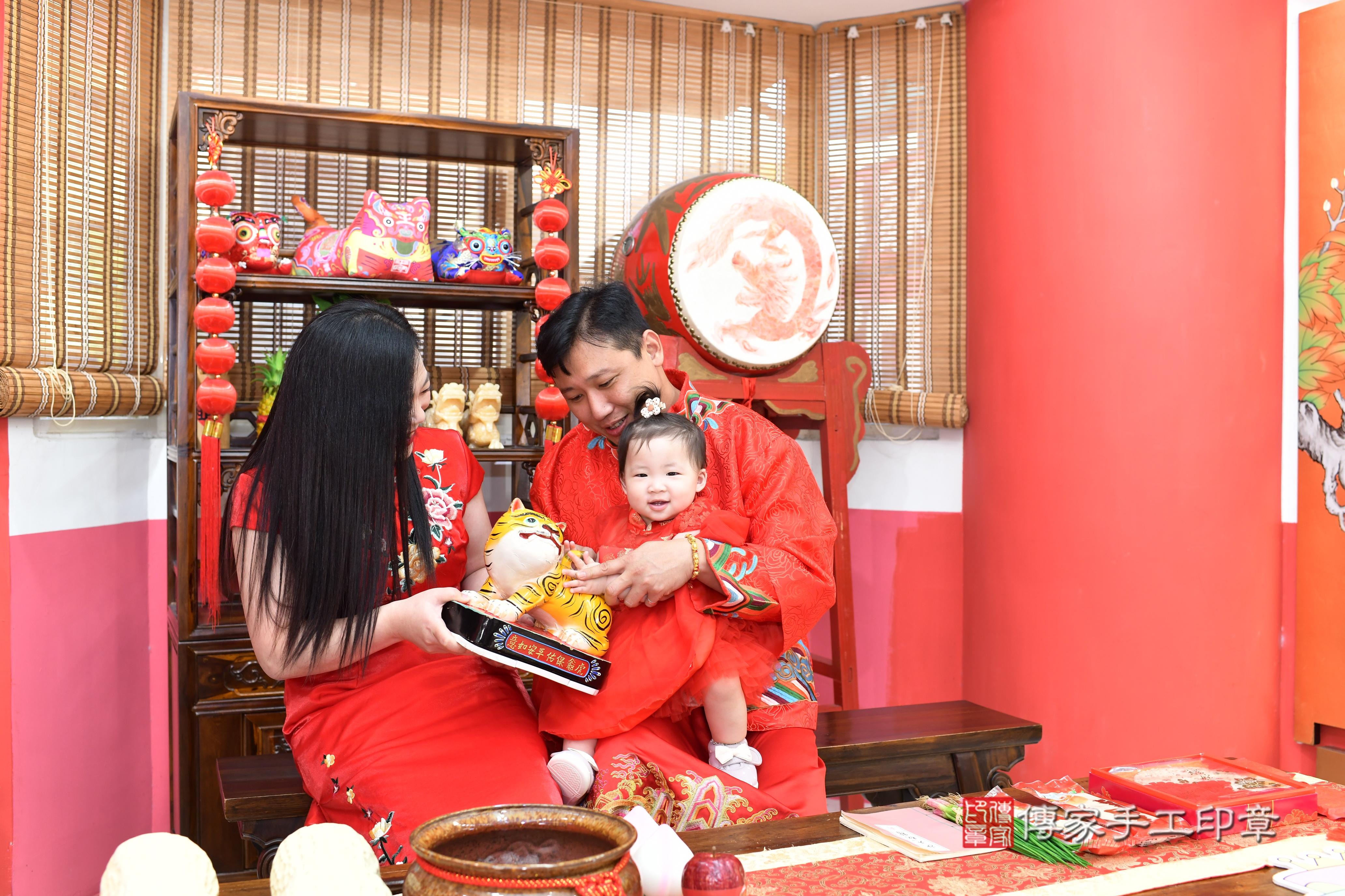 傳家手工印章高雄店、抓周、度脺、美式風會場、傳家嬰兒古禮、吉祥話、抓周道具物品24種、拍照。抓周證書。寶寶抓周、滿周歲、生日快樂、祝福 傳家手工印章高雄店、抓周、度脺、美式風會場、傳家嬰兒古禮、吉祥話、抓周道具物品24種、拍照。抓周證書。寶寶抓周、滿周歲、生日快樂、祝福