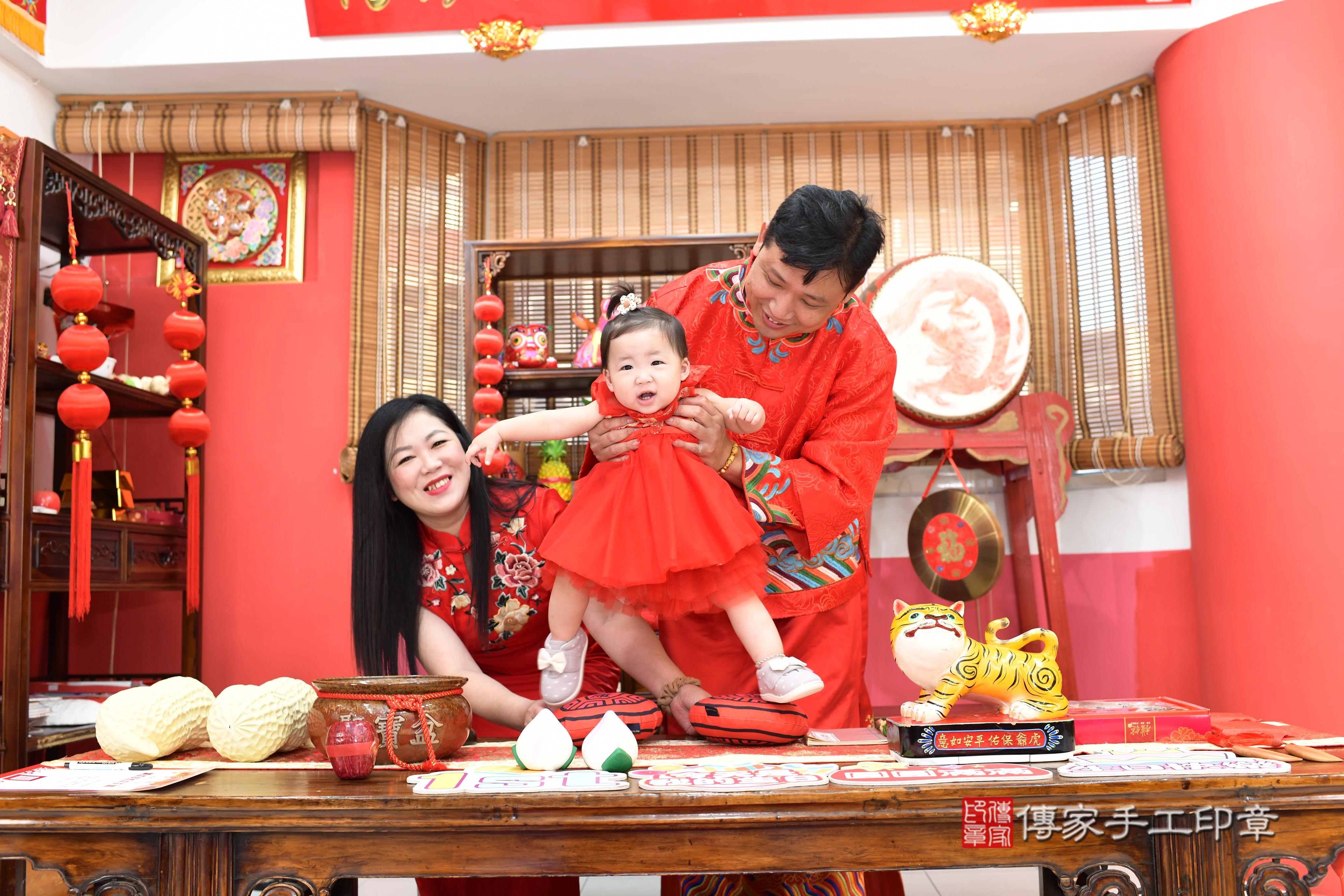 傳家手工印章高雄店、抓周、度脺、美式風會場、傳家嬰兒古禮、吉祥話、抓周道具物品24種、拍照。抓周證書。寶寶抓周、滿周歲、生日快樂、祝福 傳家手工印章高雄店、抓周、度脺、美式風會場、傳家嬰兒古禮、吉祥話、抓周道具物品24種、拍照。抓周證書。寶寶抓周、滿周歲、生日快樂、祝福