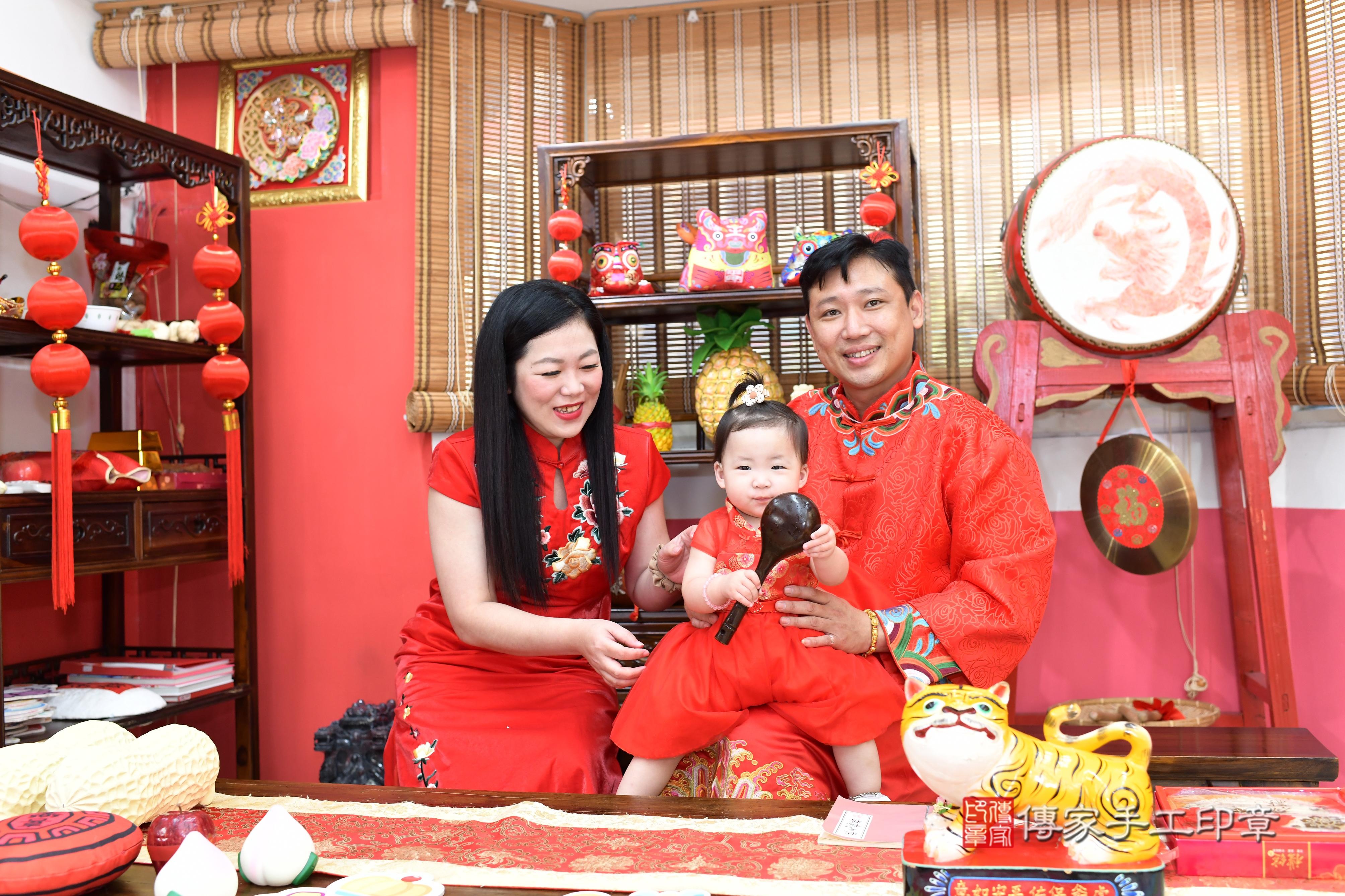 傳家手工印章高雄店、抓周、度脺、美式風會場、傳家嬰兒古禮、吉祥話、抓周道具物品24種、拍照。抓周證書。寶寶抓周、滿周歲、生日快樂、祝福 傳家手工印章高雄店、抓周、度脺、美式風會場、傳家嬰兒古禮、吉祥話、抓周道具物品24種、拍照。抓周證書。寶寶抓周、滿周歲、生日快樂、祝福